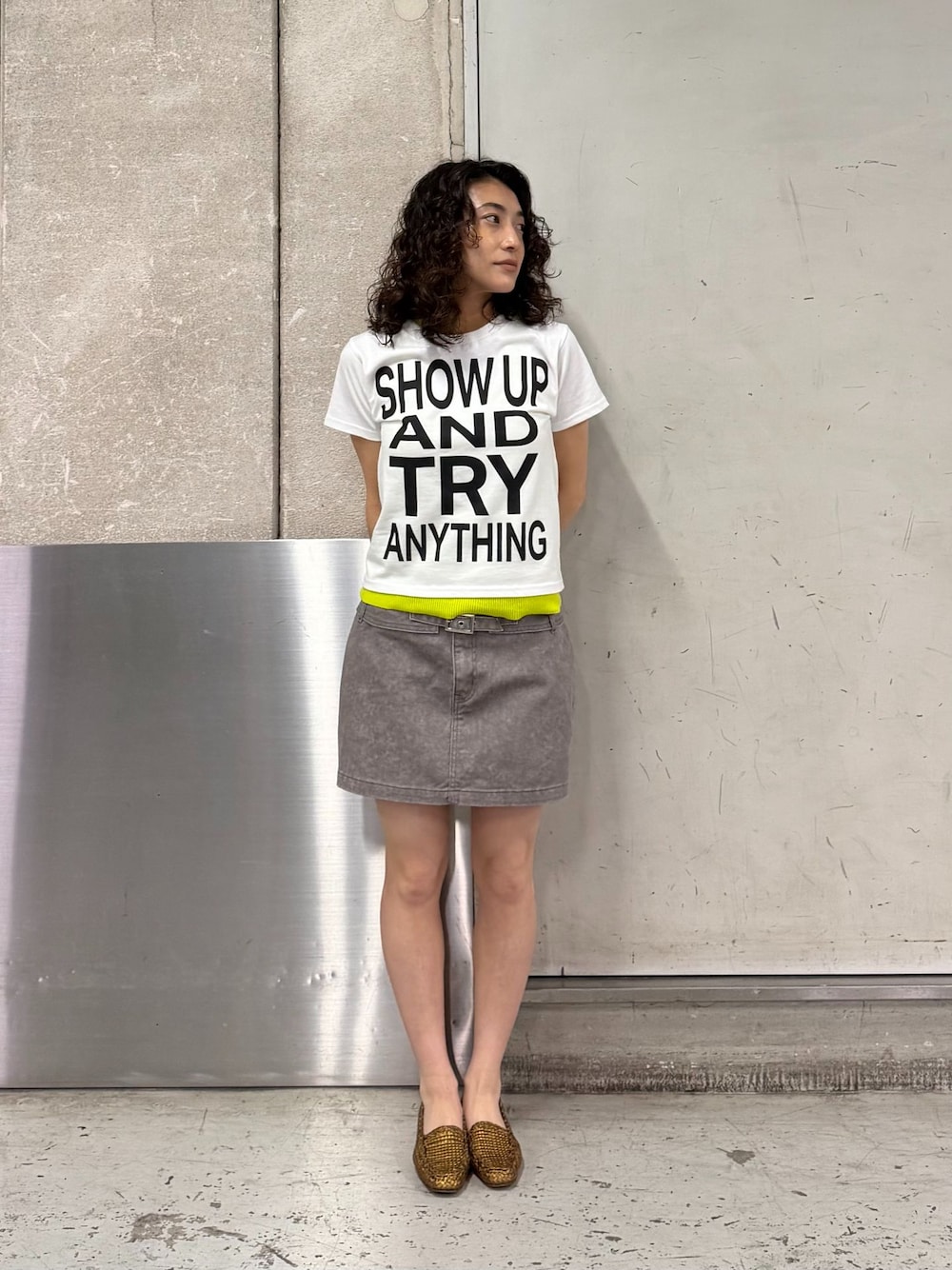 パープル系のスカート、ホワイト系のTシャツ/カットソー、イエロー系のその他アンダーウェア/インナーを着用したレディースの夏コーディネートの1枚目の写真