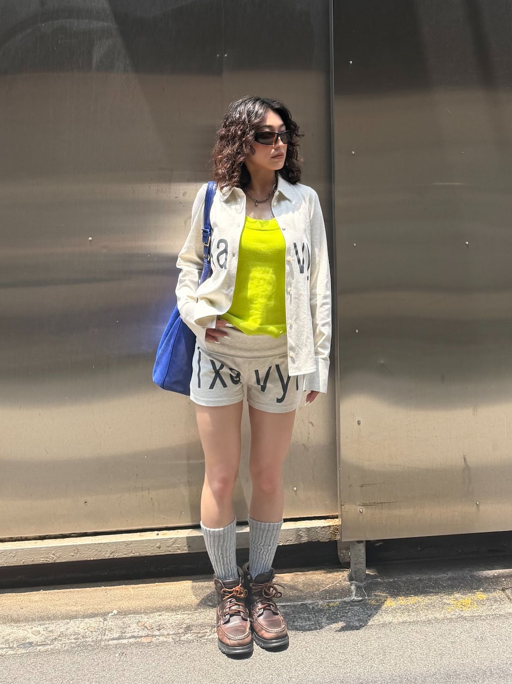 グレー系のTシャツ/カットソー、グレー系のその他パンツ、イエロー系のその他アンダーウェア/インナーを着用したレディースの夏コーディネートの1枚目の写真