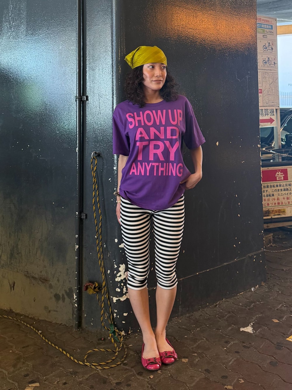パープル系のTシャツ/カットソー、ホワイト系のその他パンツを着用したレディースの夏コーディネートの1枚目の写真