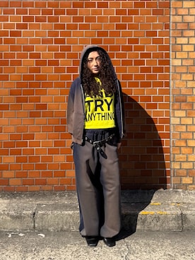 「Oriens JOURNAL STANDARD（オリエンス ジャーナルスタンダード）のSHOW UP プリントTEE（Tシャツ/カットソー、イエロー系）」を使った、RINKAさん（レディース・164cm）の冬コーディネート