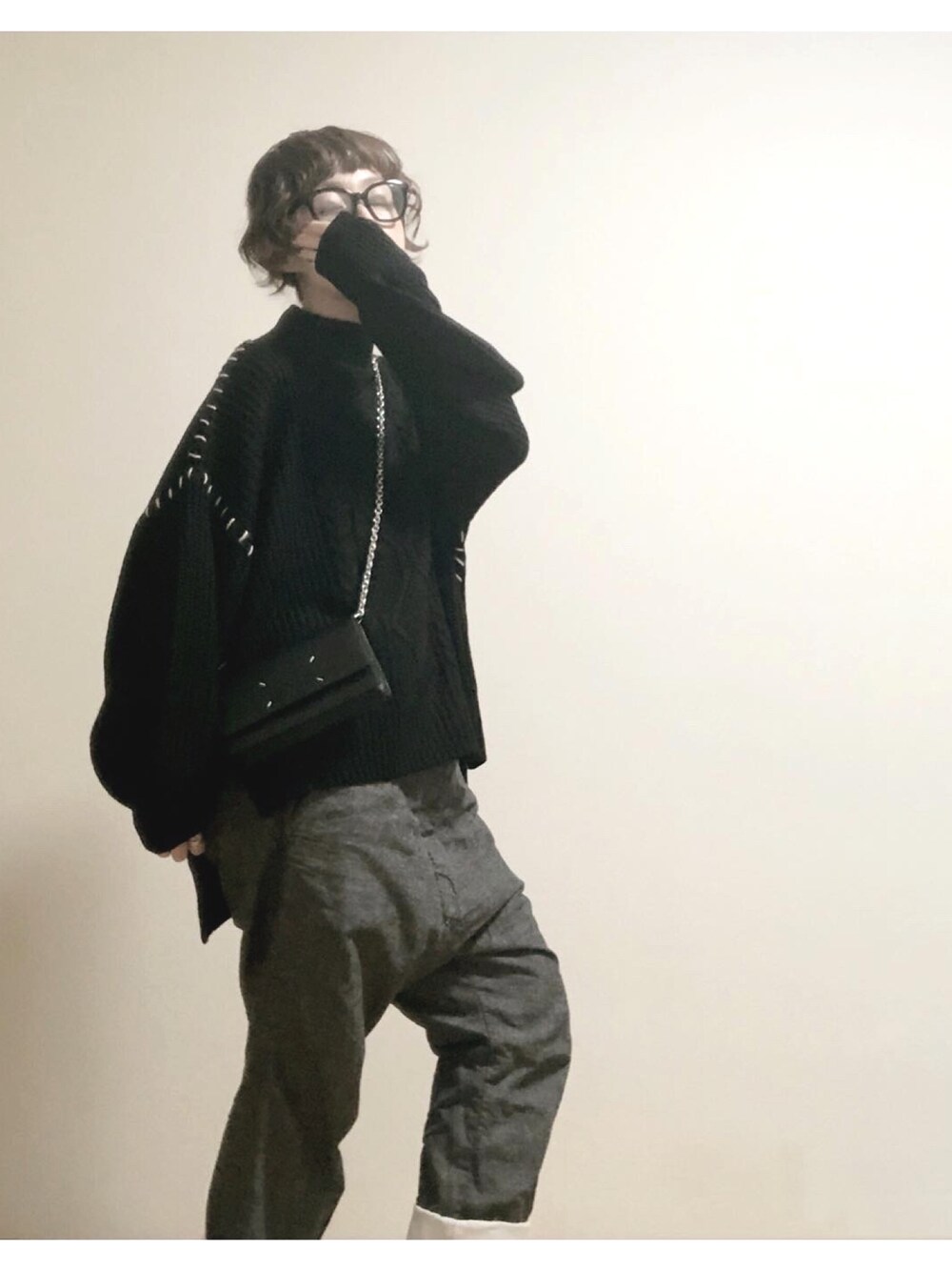「&.nostalgia、nostalgia、ノスタルジア、manufactures&co、サルエルパンツ、Maison Margiela、チェーンウォレット、マッシュウルフ、ヘアアレンジ」｜「&. NOSTALGIAの【zozo】ハンドステッチ+ケーブルニット（ニット/セーター、ブラック系）」を使った、こはる。さん（レディース・163cm）の秋コーディネートの1枚目の写真