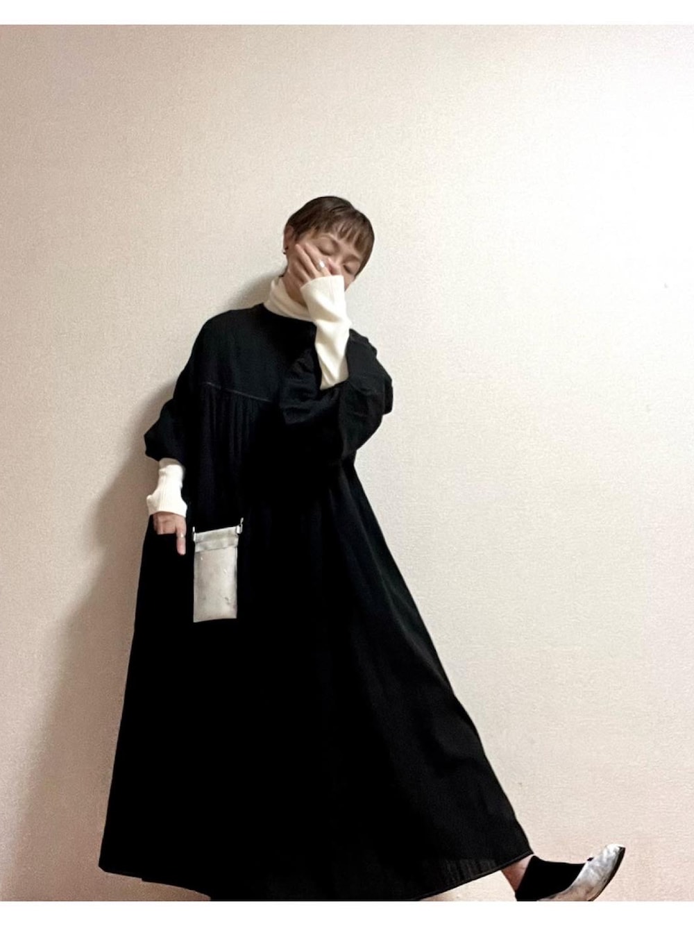 「リブラキュー、チャーチドレス、リブタートルネック、Libra Cue、モノトーン、Maison Margiela、足袋バレエ、スマホショルダー、秋コーデ」｜「Libra Cueのアイテム（ドレス、ブラック系）」を使った、こはる。さん（レディース・163cm）の秋コーディネートの1枚目の写真