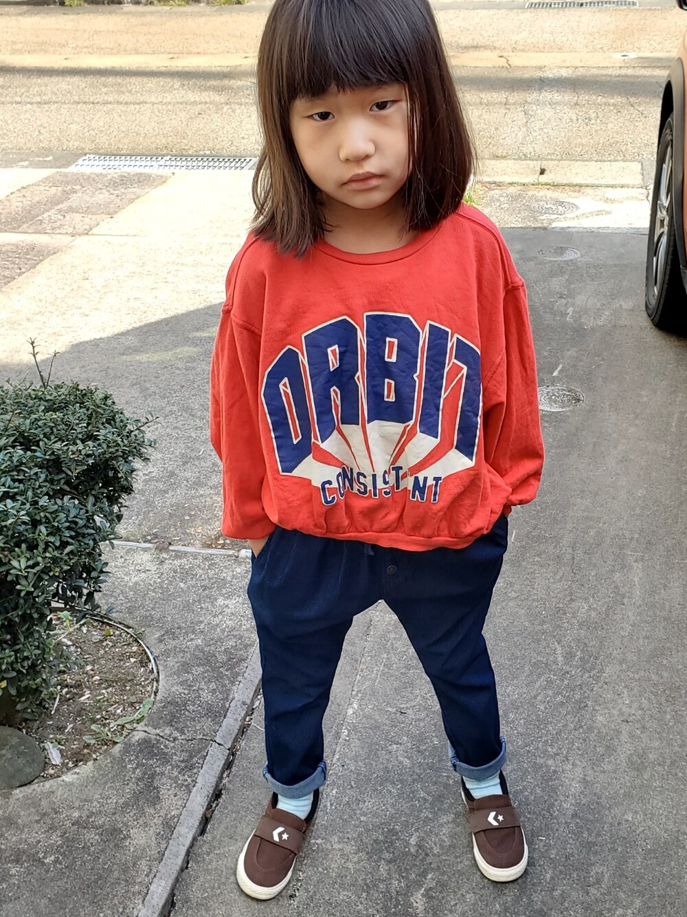 「キッズファッション、カジュアル、小学生、デニムパンツ、スリッポン、コンバーススケートボーディング」｜「MARKEY'Sのストレッチ裏毛カレッジトレーナー （80～150cm）（Tシャツ/カットソー、レッド系）」を使った、HANさん（キッズ・120cm）の春コーディネートの1枚目の写真