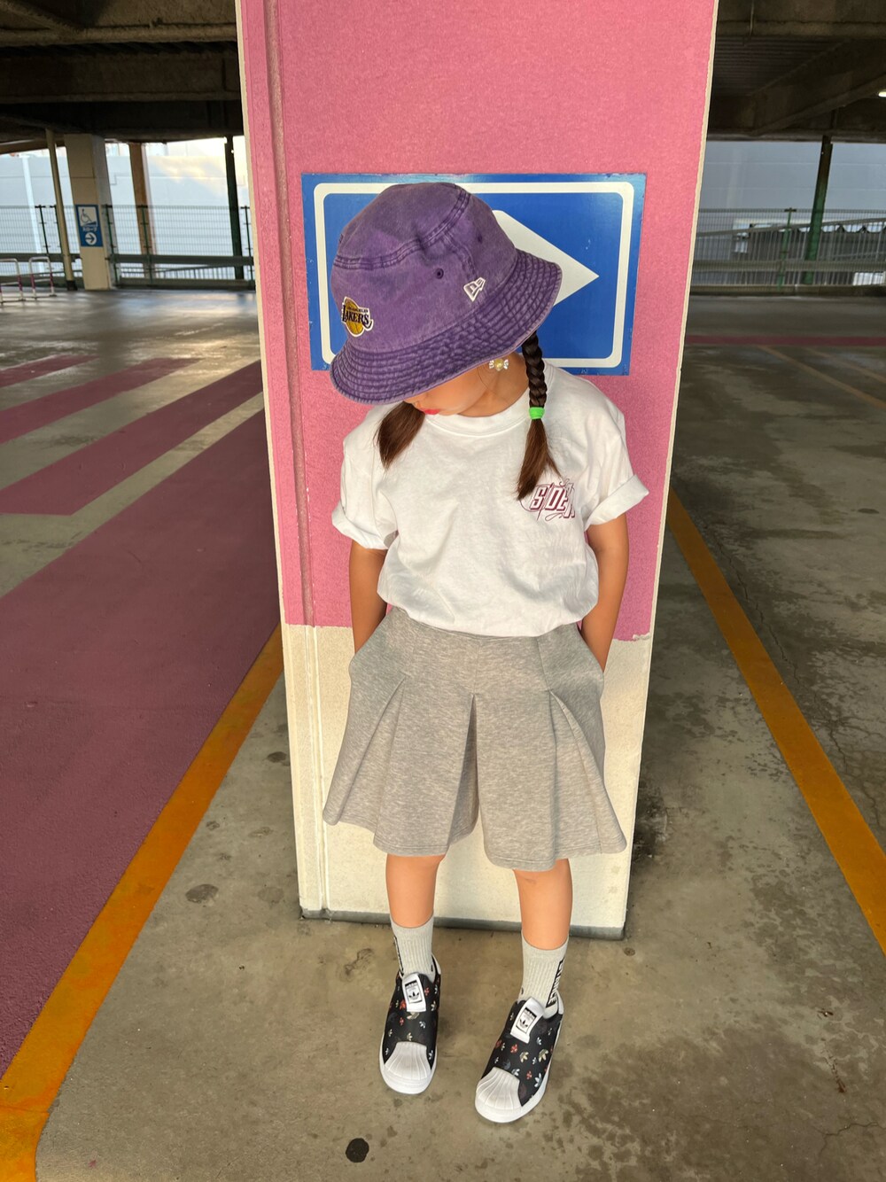 「夏コーデ、キッズファッション、初夏コーデ、ニューエラ、ハット、着回しコーデ」｜「NEW ERAのNew Era　BUCKET01 LOSLAK ACIWAS（ハット、パープル系）」を使った、HANさん（キッズ・125cm）の夏コーディネートの1枚目の写真