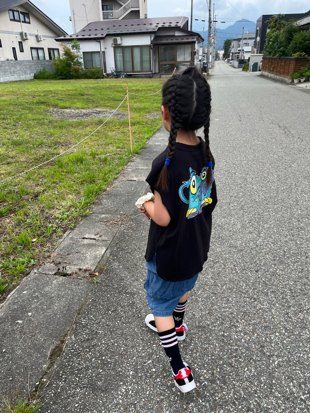 「フェススタイル、夏コーデ、休日スタイル、キッズコーデ、カジュアル、ファッションを楽しもう、ローリーズスタイル_LOWRYS FARM」｜「LOWRYS FARMのＭＴＶプリントノースリーブ　 122013（タンクトップ、ブラック系）」を使った、HANさん（キッズ・125cm）の夏コーディネートの1枚目の写真