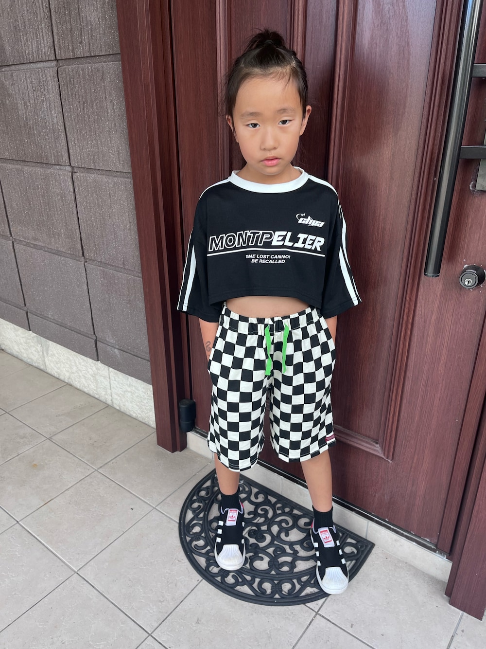 ブラック系のその他パンツ、ブラック系のTシャツ/カットソー、ブラック系のシューズを着用したキッズの夏コーディネートの1枚目の写真