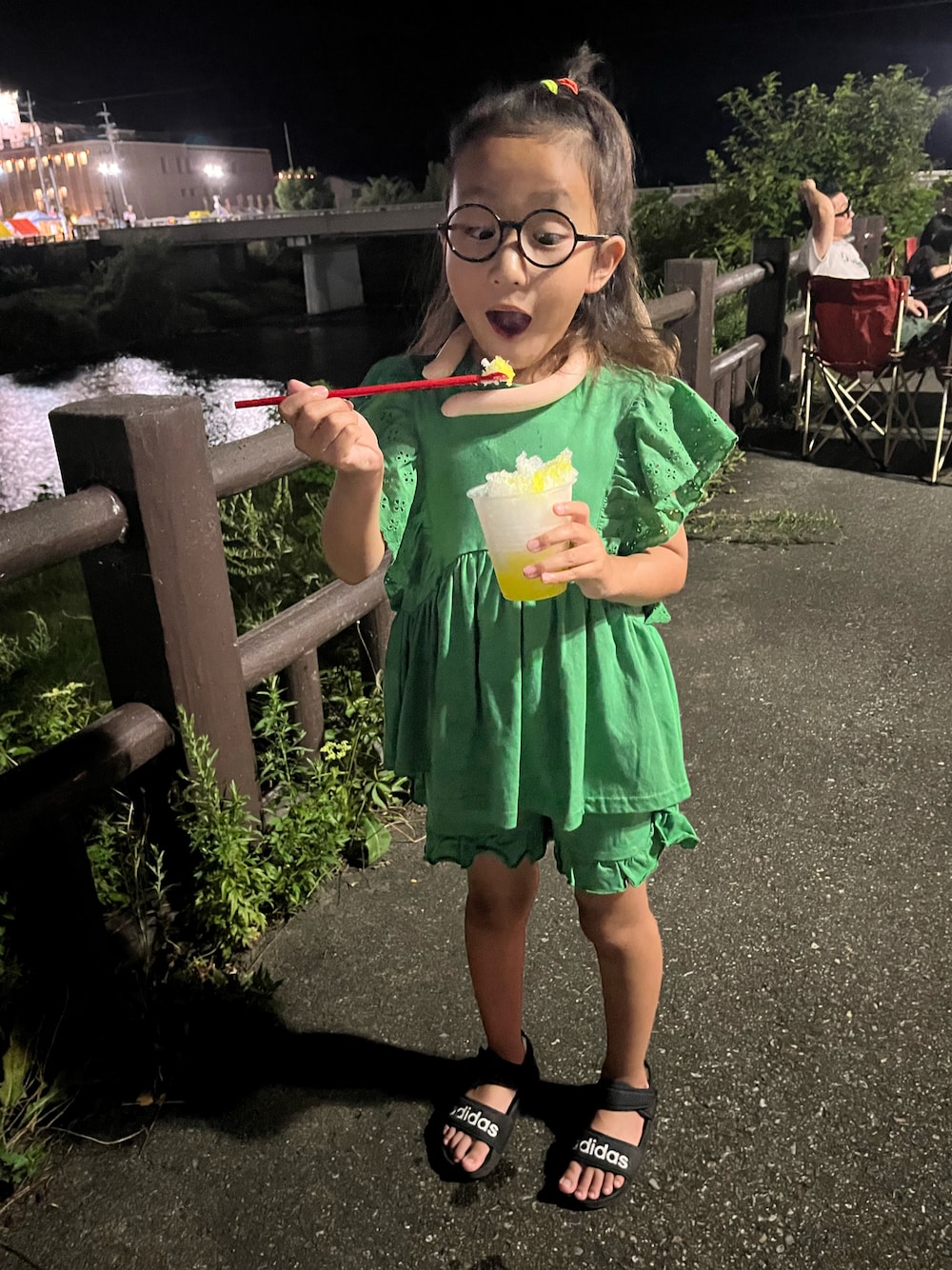 「カジュアル、夏コーデ、花火大会、花火、キッズコーデ、グリーン」｜「BREEZEの肩フリルサマーセットアップ（セットアップ、グリーン系）」を使った、HANさん（キッズ・125cm）の夏コーディネートの1枚目の写真