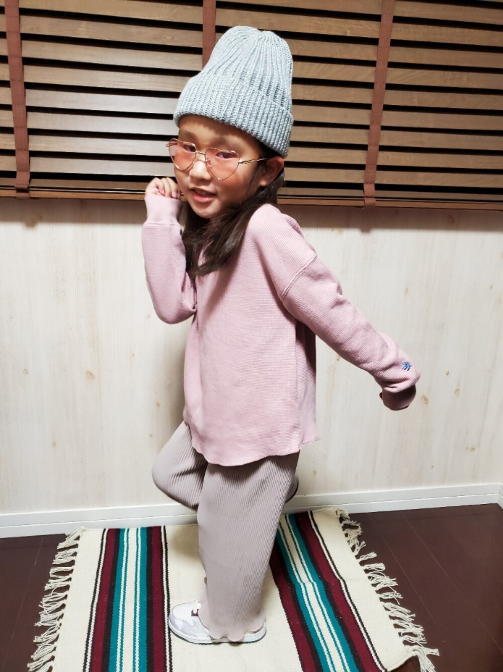 「保育園、ベージュ、楽チンコーデ、リブパンツ」｜「GLOBAL WORKのアイテム（パンツ、グレー系）」を使った、HANさん（キッズ・110cm）の秋コーディネートの1枚目の写真