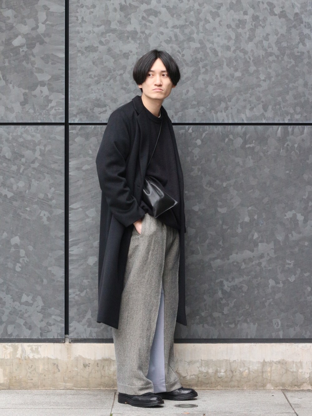 「Lui's、iTTi、チェスターコート、ワイトパンツ、モード、秋冬コーデ、オトナカジュアル、ootd、ロングコート、巾着バッグ、冬コーデ」｜「Lui'sのビーバーメルトンクラシックチェスターコート（その他アウター、ブラック系）」を使った、r.kobata1204さん（メンズ・182cm）の冬コーディネートの1枚目の写真