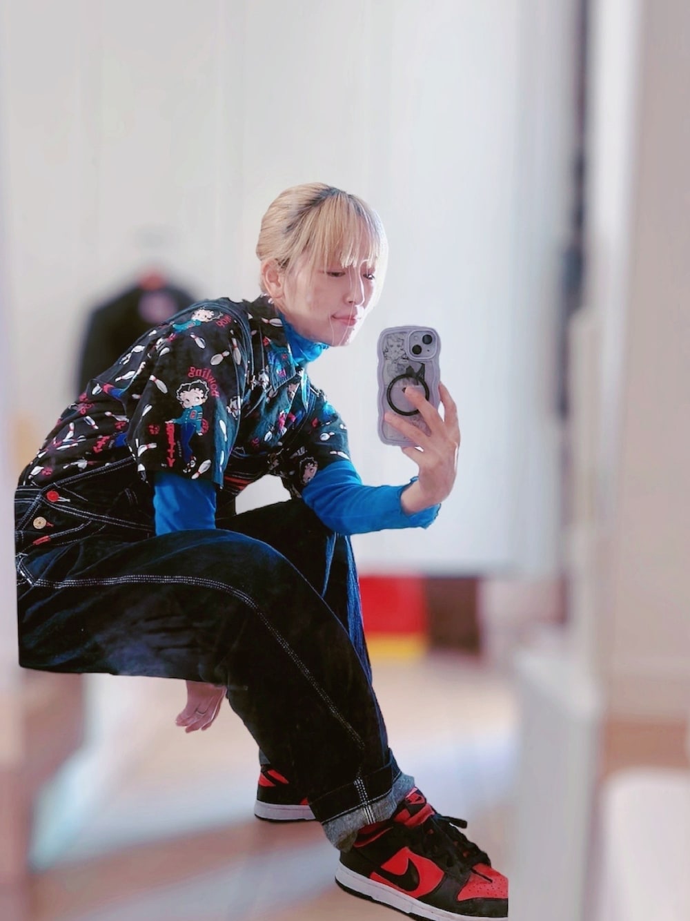 「NIKE、しまむら、古着コーデ、古着MIX、おしゃれさんと繋がりたい、オーバーオールコーデ、ママコーデ、ママファッション、レイヤードスタイル、重ね着コーデ、ベティーブープ、ベティーちゃん、BETTY BOOP、プチプラ、最近のいい感じコーデ」｜「NIKEのアイテム（スニーカー、レッド系）」を使った、KEYさん（レディース・158cm）の春コーディネートの1枚目の写真