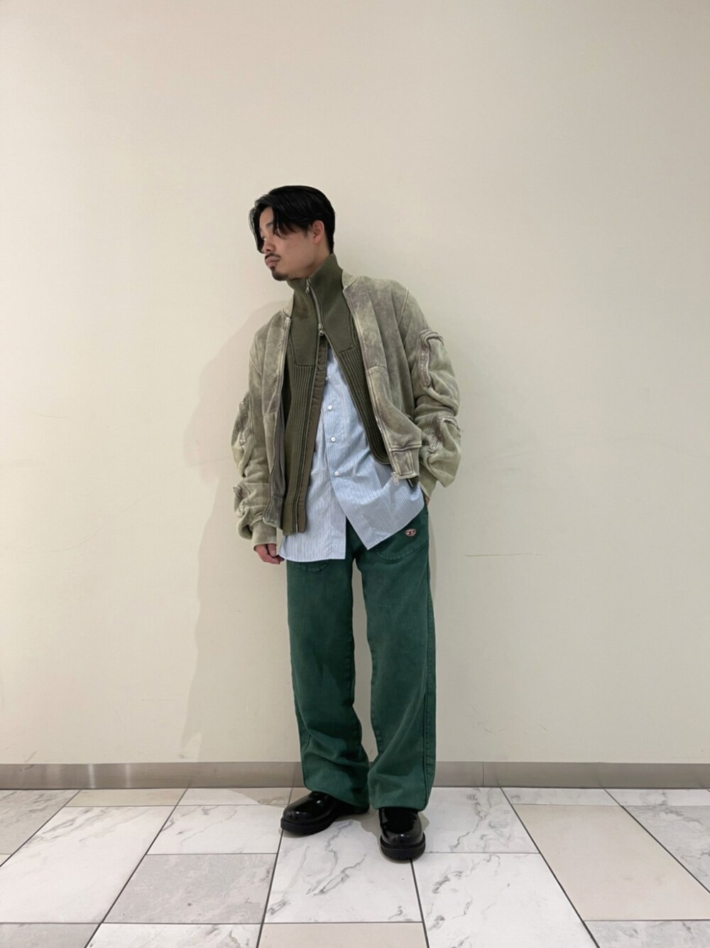 「町田東急ツインズ、DIESEL、ディーゼル」｜「DIESELのメンズ 22FW デニムパンツ トラックデニム（デニムパンツ、グリーン系）」を使った、KIMUさん（メンズ・168cm）の秋コーディネートの1枚目の写真