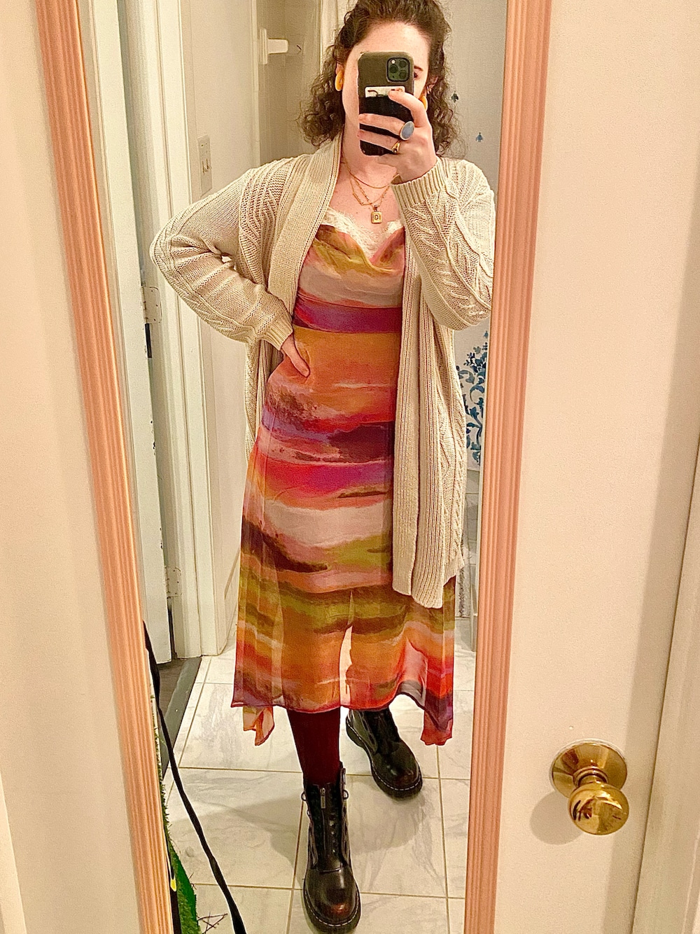 ベージュ系のカーディガン/ボレロ、その他のワンピース、その他のブーツを着用したレディースの秋コーディネートの1枚目の写真