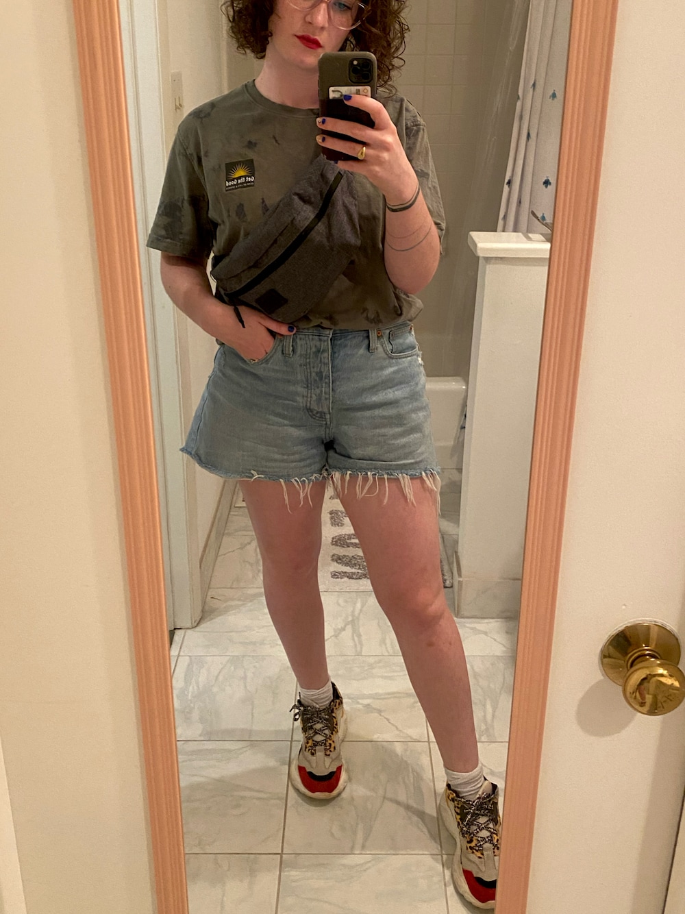 「jorts、distressed、tie dye、bumbag、fannypack、crossbody、summer、sneakerstyle、sneaker、green、patternmixing、leopard、redlip、denim、pattern」｜「madewellのアイテム（デニムパンツ、ブルー系）」を使った、Livさん（レディース・163cm）の夏コーディネートの1枚目の写真
