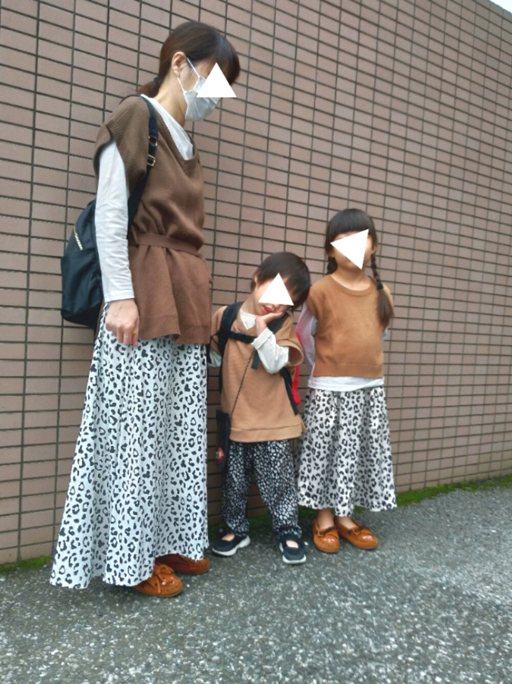 「ベスト、秋のコーデ、レオパード、ブラウン、親子コーデ、親子でおそろい、親子リンク、おそろいコーデ、リンクコーデ、モカシン、ミネトンカ、ロングスカート、おやこーで。」｜「GLOBAL WORKの洗えるニットベストツキプルオーバー/845645（ニット/セーター、ブラウン系）」を使った、yur★takさん（キッズ・110cm）の秋コーディネートの1枚目の写真