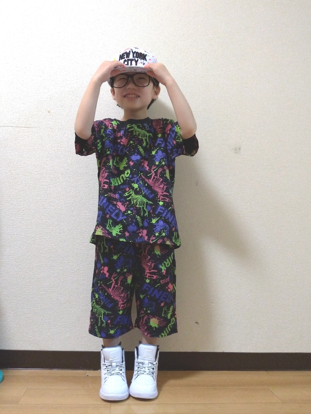 「白スニーカー、セットアップ、ペイント、キャップ、DC SHOES、しまむら、西松屋、プチプラ、ストリート、ストリートコーデ、スケータースタイル、4歳」｜「DCのDC/ディーシー キッズシューズ ハイカット DT211002（スニーカー、ブラック系）」を使った、yur★takさん（キッズ・110cm）の春コーディネートの1枚目の写真