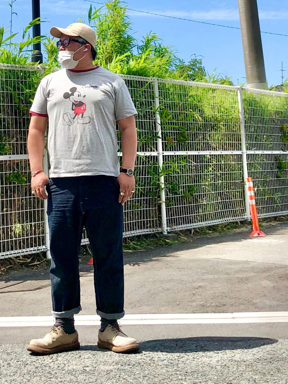 「Tシャツ/カットソー、ディズニー、デニムパンツ、ブーツ、ロールアップ、キャップ、めがね、アメカジ、ミッキー、プリントT」｜「FILSONのアイテム（キャップ、ベージュ系）」を使った、gottusoさん（メンズ・179cm）の夏コーディネートの1枚目の写真