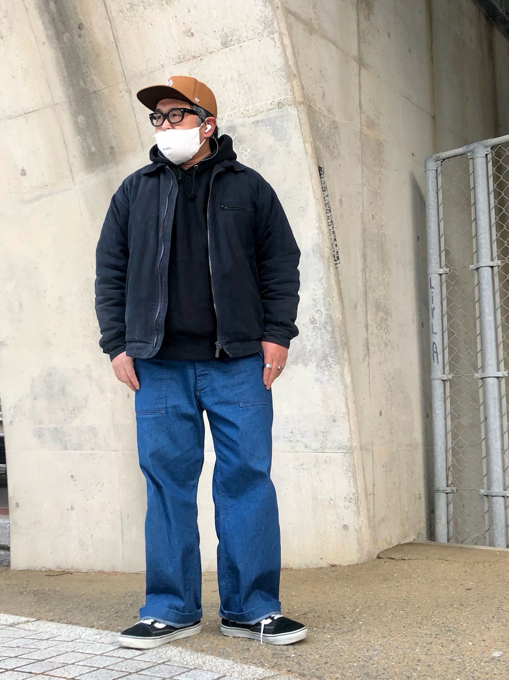 「パーカー、フーディー、ブルゾン、キャップ、ベイカーパンツ、ワークパンツ、デニムパンツ、オールドスクール、VANS、アメカジ、アメカジコーデ、ストリート、ストリートコーデ、carhartt、ヴィンテージ」｜「FULLCOUNTのアイテム（デニムパンツ、ブルー系）」を使った、gottusoさん（メンズ・179cm）の冬コーディネートの1枚目の写真