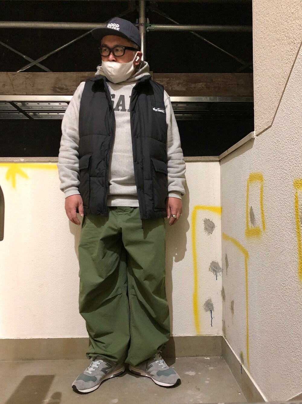 「メンズコーデ、ベスト、ダウンベスト、パーカー、フーディー、ワイドパンツ、New Balance、キャップ、アメカジ、アメカジコーデ、ストリート、ストリートコーデ、ミリタリー、ダウン、スニーカー」｜「Engineered Garmentsのアイテム（パンツ、グリーン系）」を使った、gottusoさん（メンズ・179cm）の冬コーディネートの1枚目の写真