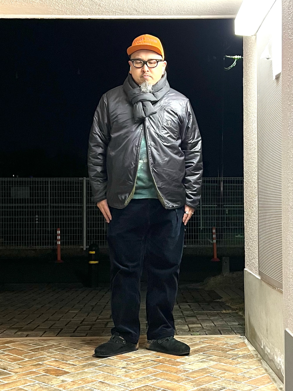 「ナイロンジャケット、リバーシブル、スウェット、古着MIX、マフラー、ダウンコート、キャップ、コーデュロイパンツ、サンダル、サンダルに靴下、アメカジ、アメカジコーデ、タイダイ柄、アウトドアスタイル、メガネ男子」｜「BIRKENSTOCKのビルケンシュトック ボストン/Boston (レギュラー)（サンダル、ブラック系）」を使った、gottusoさん（メンズ・179cm）の冬コーディネートの1枚目の写真