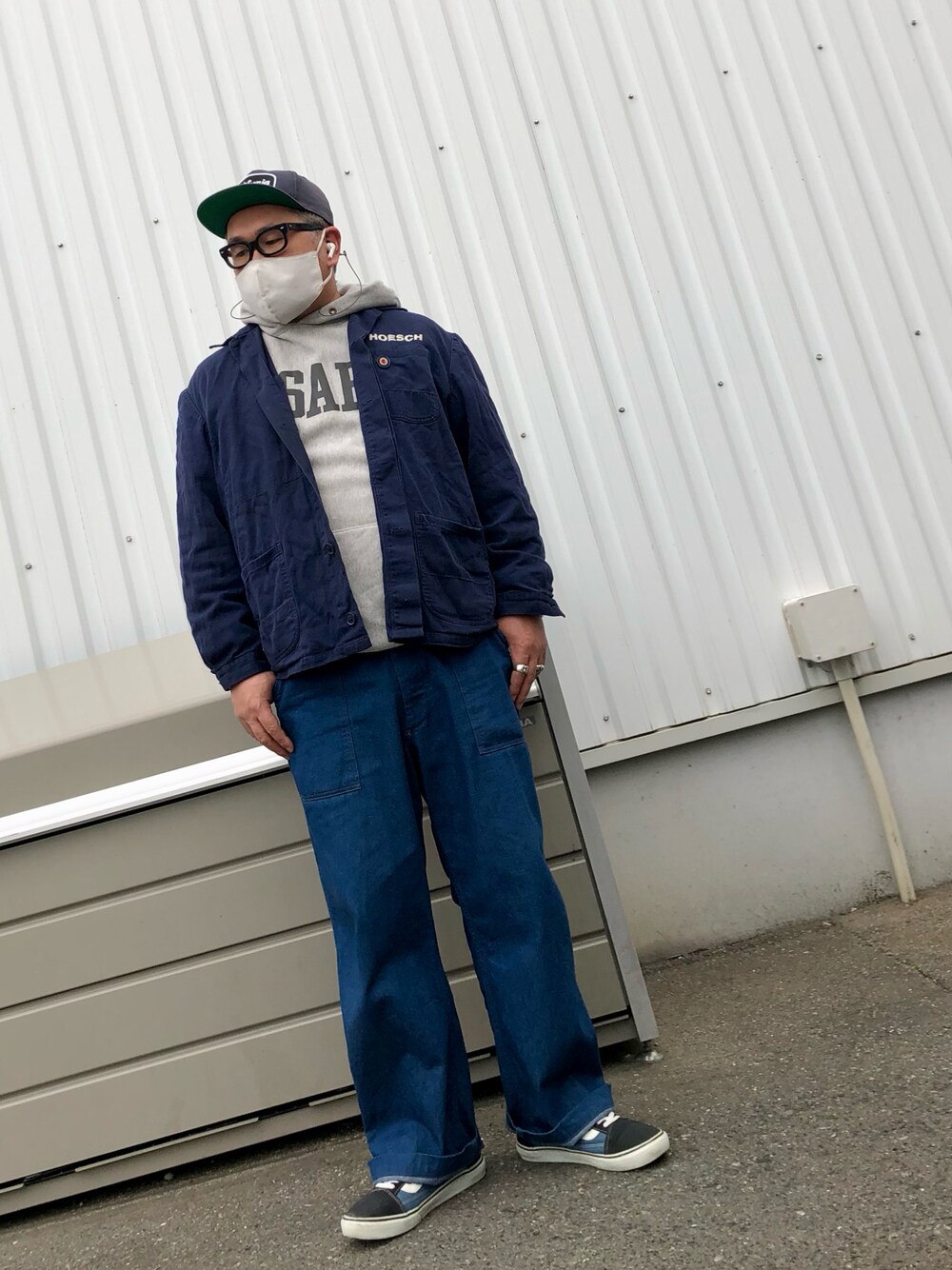 「春服デビュー宣言、ブルー、ミリタリージャケット、ミリタリー、パーカー、フーディー、ベイカーパンツ、デニムパンツ、VANS、オールドスクール、ワークパンツ、キャップ、ストリートコーデ、アメカジ、アメカジコーデ」｜「FULLCOUNTのアイテム（デニムパンツ、ブルー系）」を使った、gottusoさん（メンズ・179cm）の春コーディネートの1枚目の写真