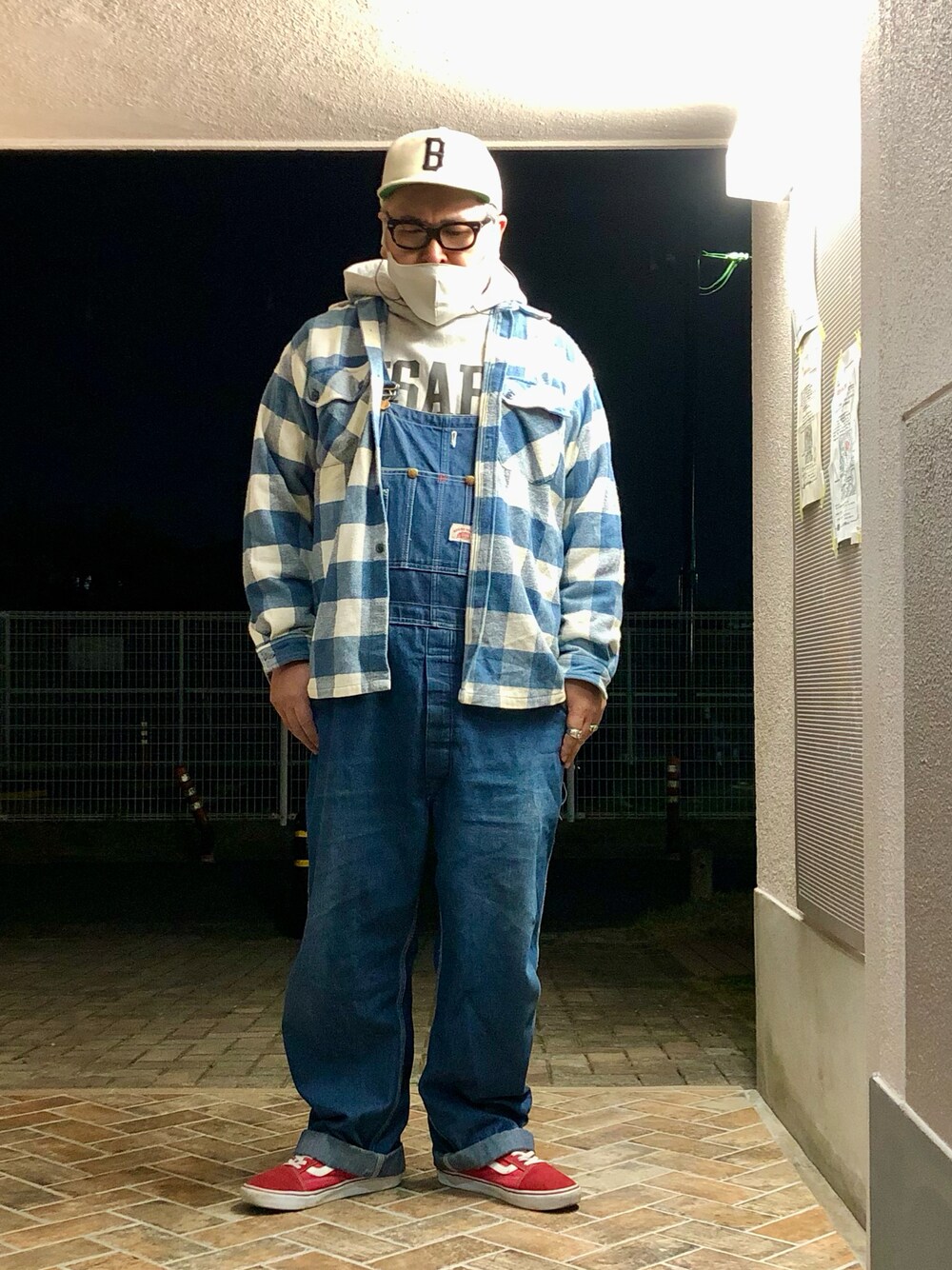 「オーバーオール、オールインワン、パーカー、フーディー、スウェット、チエックシャツ、VANS、オールドスクール、デニムパンツ、NEW ERA、アメカジ、アメカジコーデ、シャツスタイル、Levi's、キャップ」｜「ROUND HOUSEのROUND HOUSE オーバーオール（サロペット/オーバーオール、ブルー系）」を使った、gottusoさん（メンズ・179cm）の春コーディネートの1枚目の写真