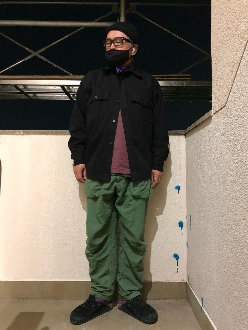 「秋ルック紹介するよ、レイヤードスタイル、デニムシャツ、ブラックデニム、ロンT、ミリタリーパンツ、サンダル、サンダルに靴下、めがね、メガネ男子、ニット帽、ビーニー、バンダナ、パープル、アメカジ」｜「Engineered GarmentsのEngineered Garments NORWEGIAN PANT-C/RIPSTOP（パンツ、その他）」を使った、gottusoさん（メンズ・179cm）の秋コーディネートの1枚目の写真
