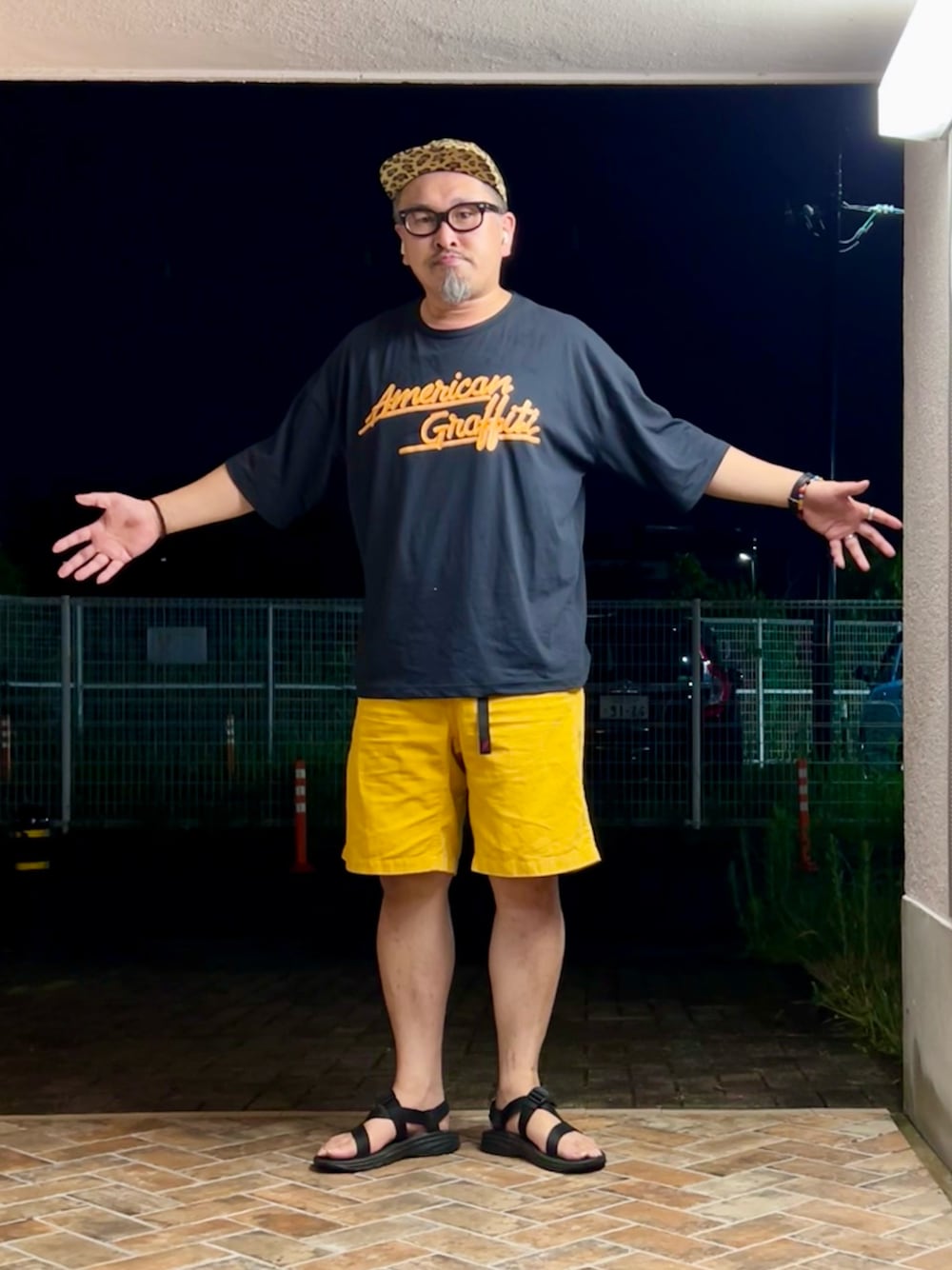 「ロゴT、フェススタイル、ハーフパンツ、イエロー、サンダル、レオパード、ひょう柄、キャップ、夏だ！Tシャツ着よう！、メガネ男子、アメカジ、アメカジコーデ、黒Tシャツ、Tシャツコーデ、GRAMICCI」｜「ChacoのCHACO チャコ Ms Zクラウド（サンダル、ブラック系）」を使った、gottusoさん（メンズ・179cm）の夏コーディネートの1枚目の写真