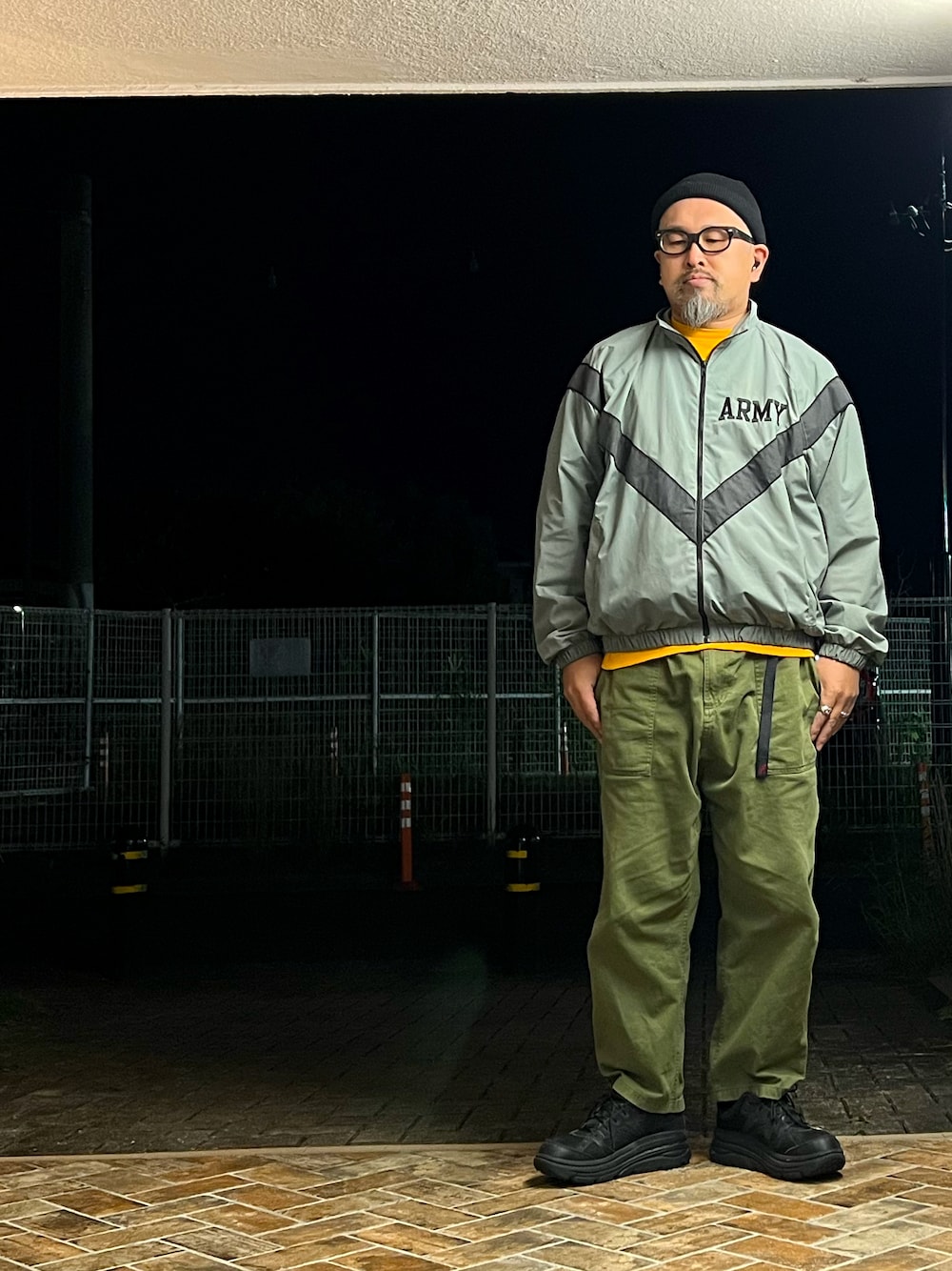 「古着MIX、ブルゾン、ミリタリージャケット、スウェット、テーパードパンツ、HOKAONEONE、ニット帽、ビーニー、ミリタリー、ストリート、ストリートコーデ、40代ファッション、レイヤードスタイル、メガネ男子、シルバーアクセサリー」｜「Gramicciの【GRAMICCI/グラミチ】LOOSE TAPERED PANTS ルーズテーパードパンツ（その他パンツ、グリーン系）」を使った、gottusoさん（メンズ・179cm）の秋コーディネートの1枚目の写真