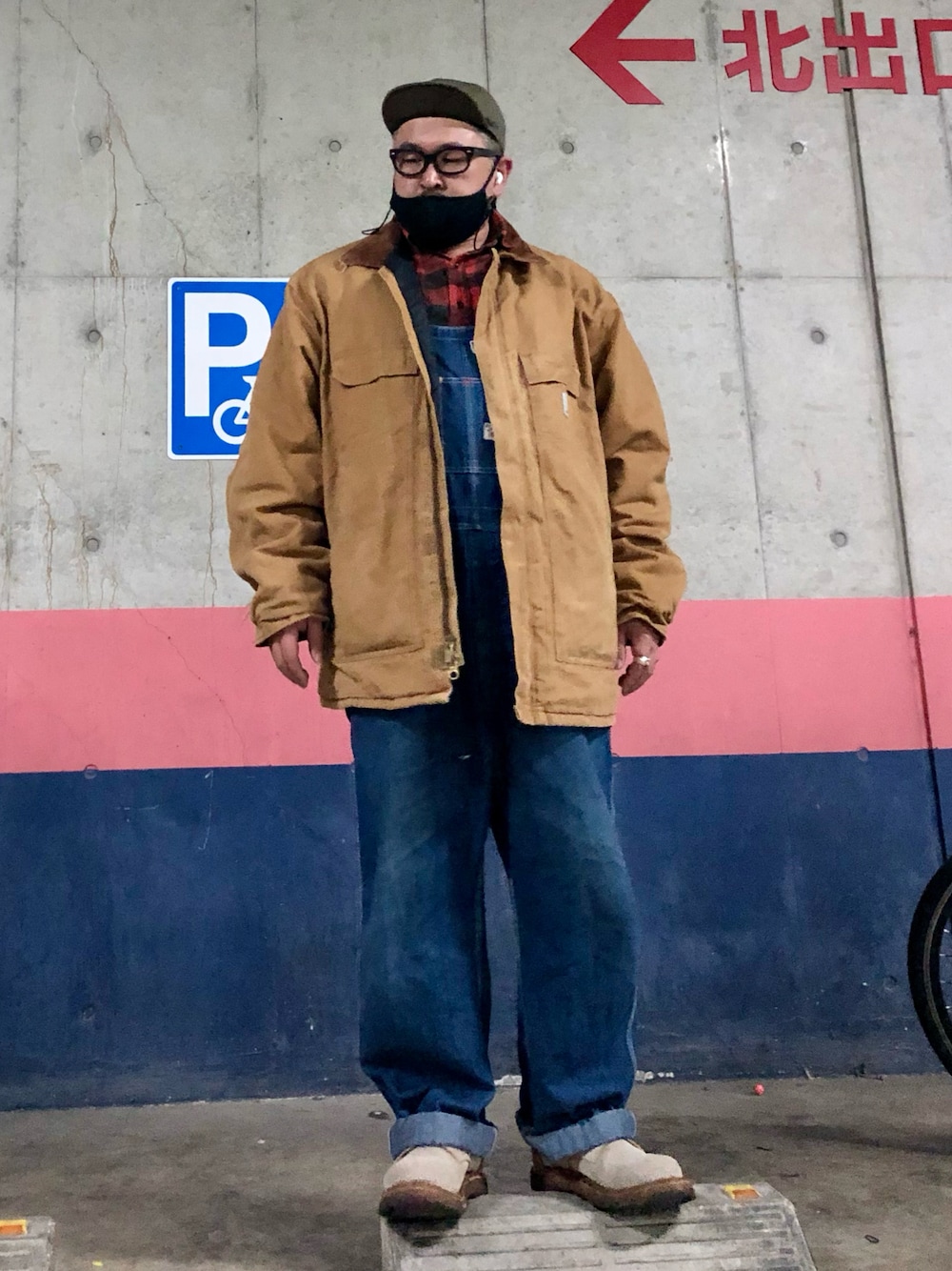 「carhartt、ワーク、古着MIX、オーバーオール、オールインワン、チェックシャツ、デニムパンツ、ブーツ、ネルシャツ、アメカジ、アメカジコーデ、オーバーサイズ、春服デビュー宣言、デニム、キャップ」｜「ROUND HOUSEのROUND HOUSE オーバーオール（サロペット/オーバーオール、ブルー系）」を使った、gottusoさん（メンズ・179cm）の春コーディネートの1枚目の写真