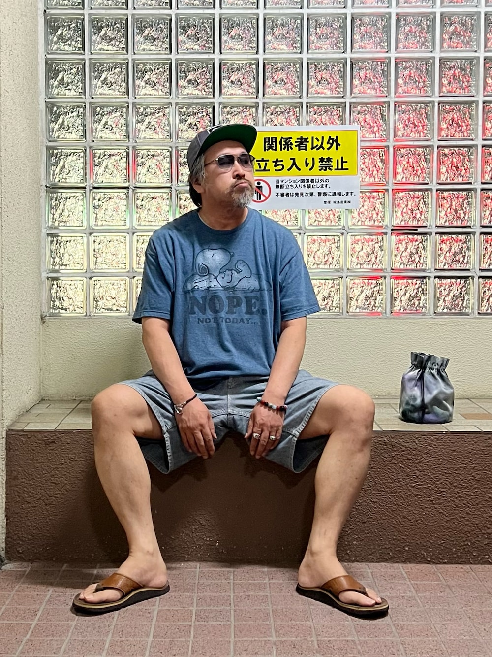 「夏ルックで気分アップ、デニム、サングラス、デニムハーフパンツ、へリンボーン、ビーチサンダル、ビーサン、スヌーピー、夏だ！Tシャツ着よう！、プリントT、巾着バッグ、アメカジ、アメカジコーデ」｜「THE SANDALMANのTHE SANDALMAN / サンダルマン：BEACH WIDE SUEDE：BEACHWIDE-SUEDE[AST]（サンダル、ブラウン系）」を使った、gottusoさん（メンズ・179cm）の夏コーディネートの1枚目の写真