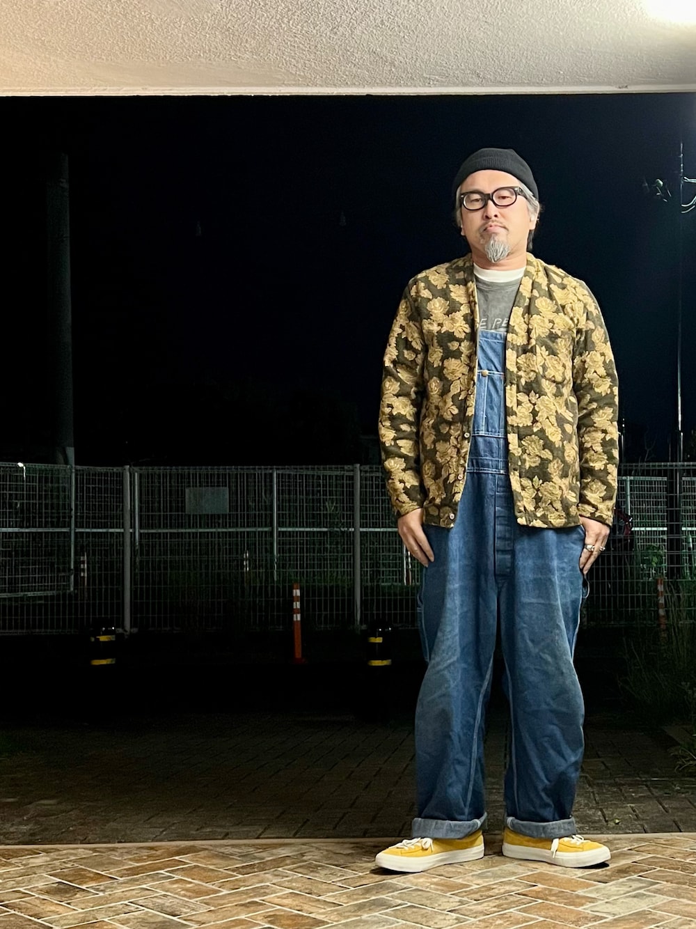 「古着MIX、ニット、ブラウン、オーバーオール、サロペット、カーディガン、only ny、アメカジ、アメカジコーデ、メガネ男子、プリントT、デニムパンツ、ニット帽、スニーカーコーデ、40代ファッション」｜「ROUND HOUSEのROUND HOUSE オーバーオールヒッコリーデニム（サロペット/オーバーオール、その他）」を使った、gottusoさん（メンズ・179cm）の秋コーディネートの1枚目の写真
