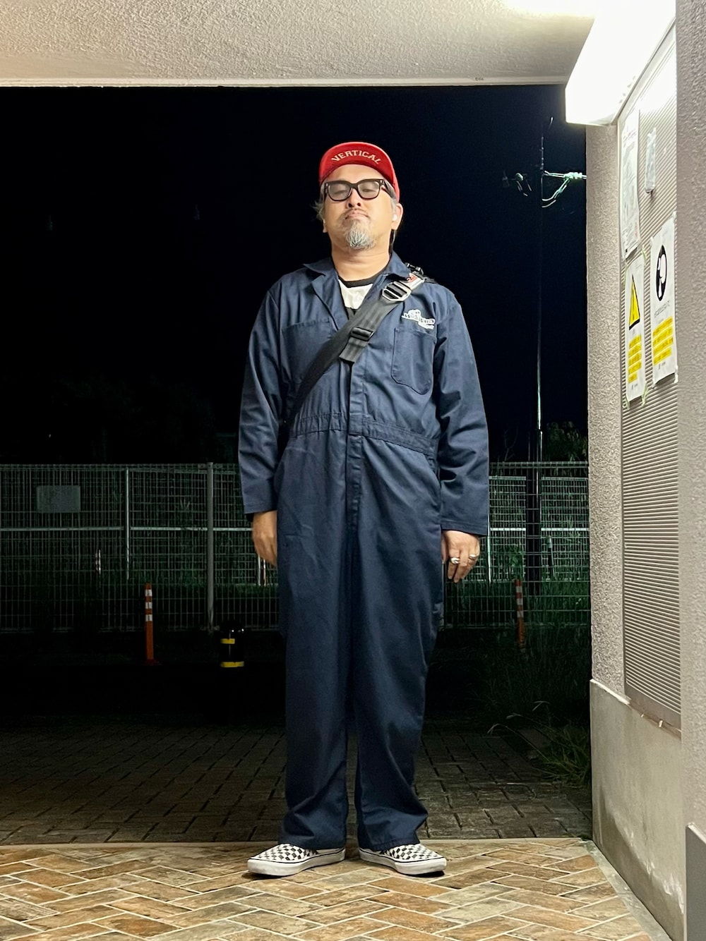 「秋っぽコーデ更新中、古着MIX、秋のコーデ、40代ファッション、オーバーオール、オールインワン、つなぎ、スリッポン、メッセンジャーバッグ、リンガーTシャツ、キャップ、アメカジ、アメカジコーデ、ワークパンツ、ストリート」｜「RED KAPのアイテム（つなぎ/オールインワン、ブルー系）」を使った、gottusoさん（メンズ・179cm）の秋コーディネートの1枚目の写真