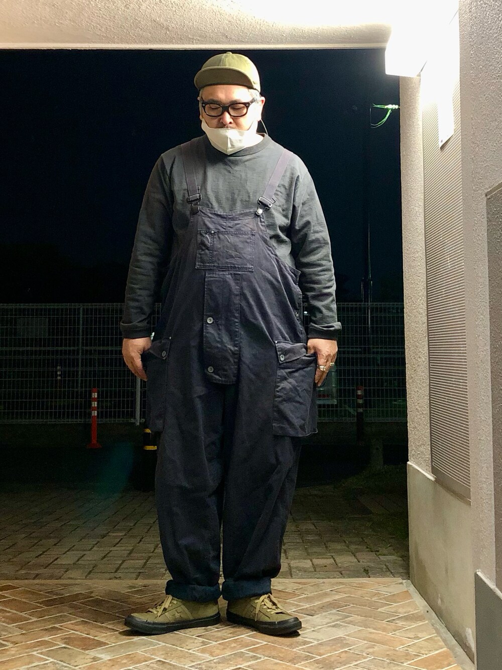 「カーゴパンツ、オーバーオール、オールインワン、converse、コンバース、キャップ、メガネ男子、ロンT、ミリタリー、スニーカー、アメカジ、アメカジコーデ、ワークパンツ、スウェット、ロールアップ」｜「CONVERSEのCONVERSE STAR&BARS MN / コンバース スター＆バーズ MN（スニーカー、グリーン系）」を使った、gottusoさん（メンズ・179cm）の春コーディネートの1枚目の写真