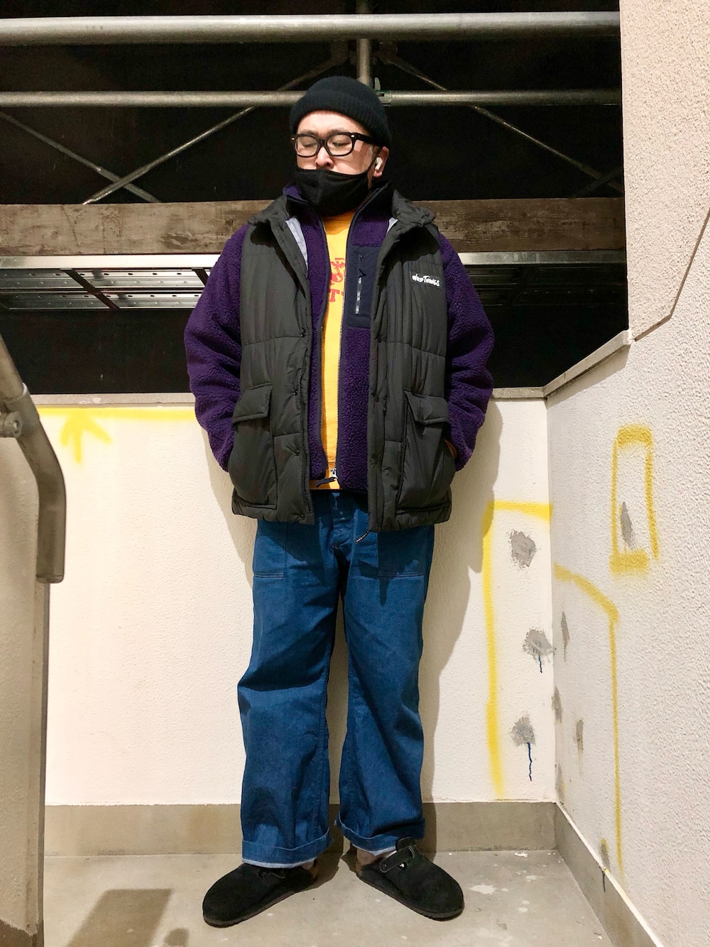 「ニット帽、ビーニー、スウェット、フリース、ダウンベスト、ダウン、デニムパンツ、サンダル、ワークパンツ、ワーク、アウトドアスタイル、アウターONアウター、レイヤードスタイル、アメカジ、アメカジコーデ」｜「FULLCOUNTのアイテム（デニムパンツ、ブルー系）」を使った、gottusoさん（メンズ・179cm）の冬コーディネートの1枚目の写真