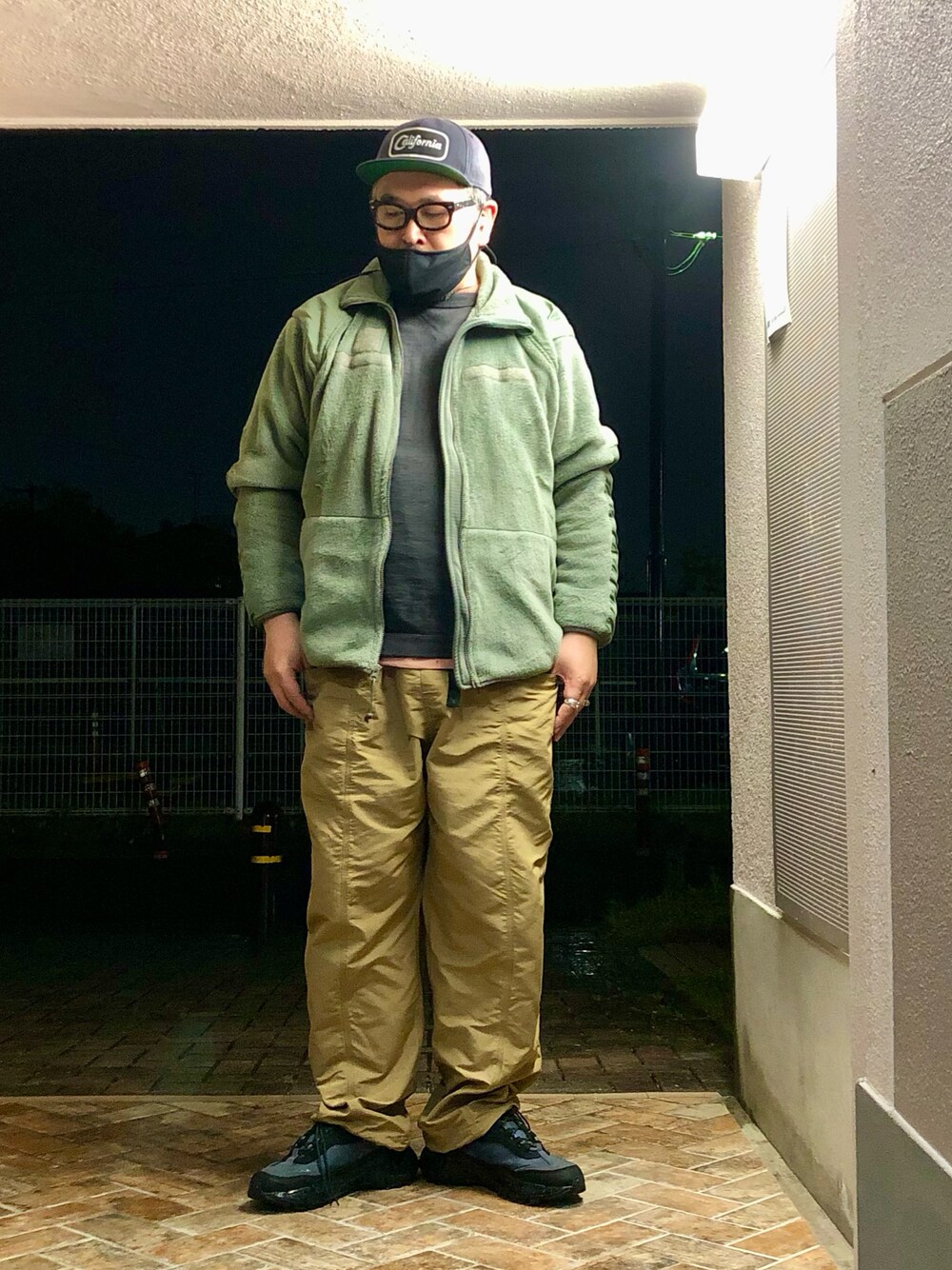 「いまどきジャケット写真、キャップ、フリース、ミリタリージャケット、アウトドアスタイル、reebok、メガネ男子、ロンT、レイヤードスタイル、ストリート、ストリートコーデ、アメカジ、アメカジコーデ、south2west8、春コーデ」｜「South2 West8のSouth2 West8 BELTED CENTER SEAM PANT（パンツ、その他）」を使った、gottusoさん（メンズ・179cm）の春コーディネートの1枚目の写真