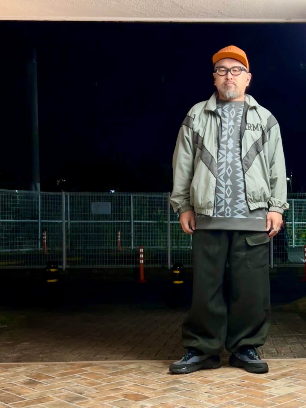 「秋冬コーデ、reebok、ミリタリージャケット、IPFU、総柄、バルーンパンツ、へリンボーン、キャップ、40代ファッション、スウェット、ブルゾン、ワイドパンツ、ストリート、ストリートコーデ、差し色コーデ」｜「South2 West8のSTRING CUFF BALLOON PANT Herringbone（パンツ、ブラック系）」を使った、gottusoさん（メンズ・179cm）の冬コーディネートの1枚目の写真