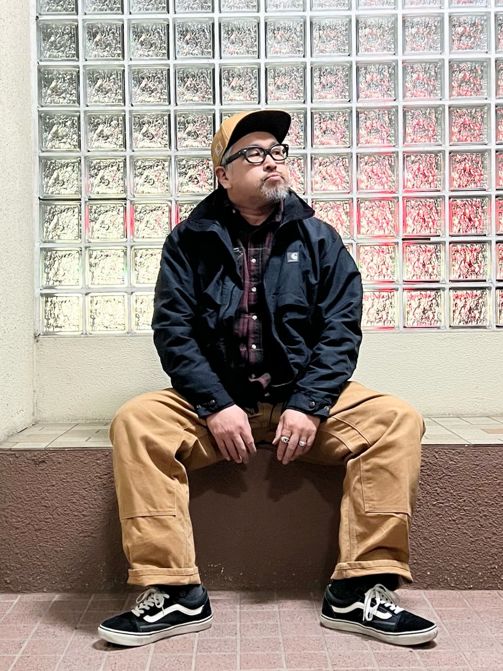 Carharttのアイテム（ブラウン系）を使った「ダブルニー」の人気