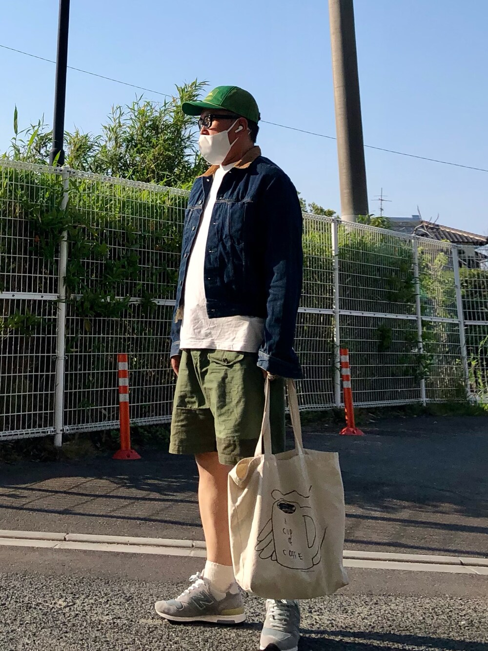 「FUDGEBOYのトラッドスタイル、トートバッグ、メガネ男子、Gジャン、デニムジャケット、ハーフパンツ、キャップ、白Tシャツ、アメカジ、アメカジコーデ、ショートパンツ、レイヤードスタイル、スニーカーコーデ、New Balance、サーフ」｜「Mark Gonzalesのアイテム（トートバッグ、ベージュ系）」を使った、gottusoさん（メンズ・179cm）の春コーディネートの1枚目の写真