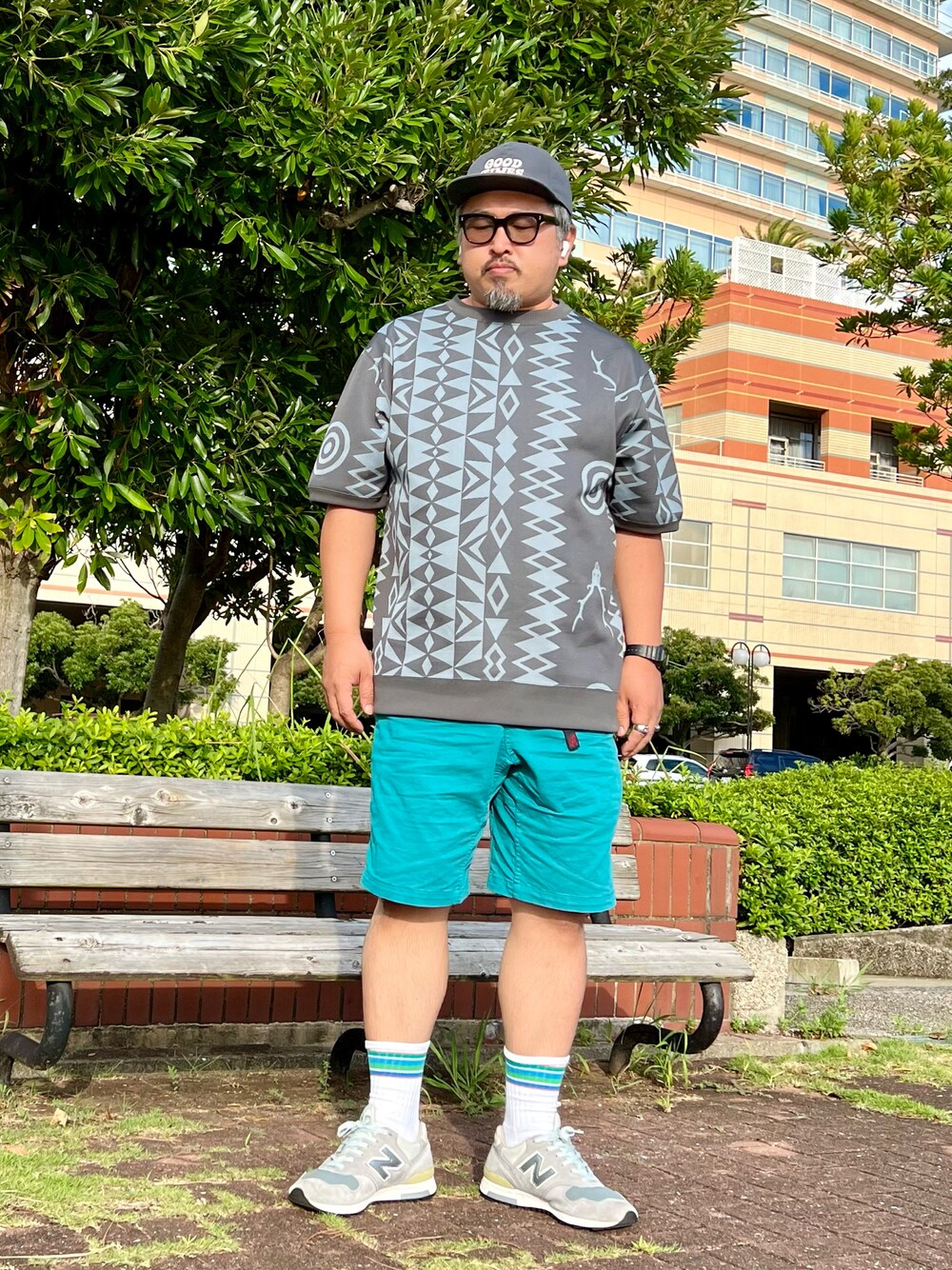 ブルー系のスニーカー、ブルー系のチノパンツ、その他のトップスを着用したメンズの夏コーディネートの1枚目の写真