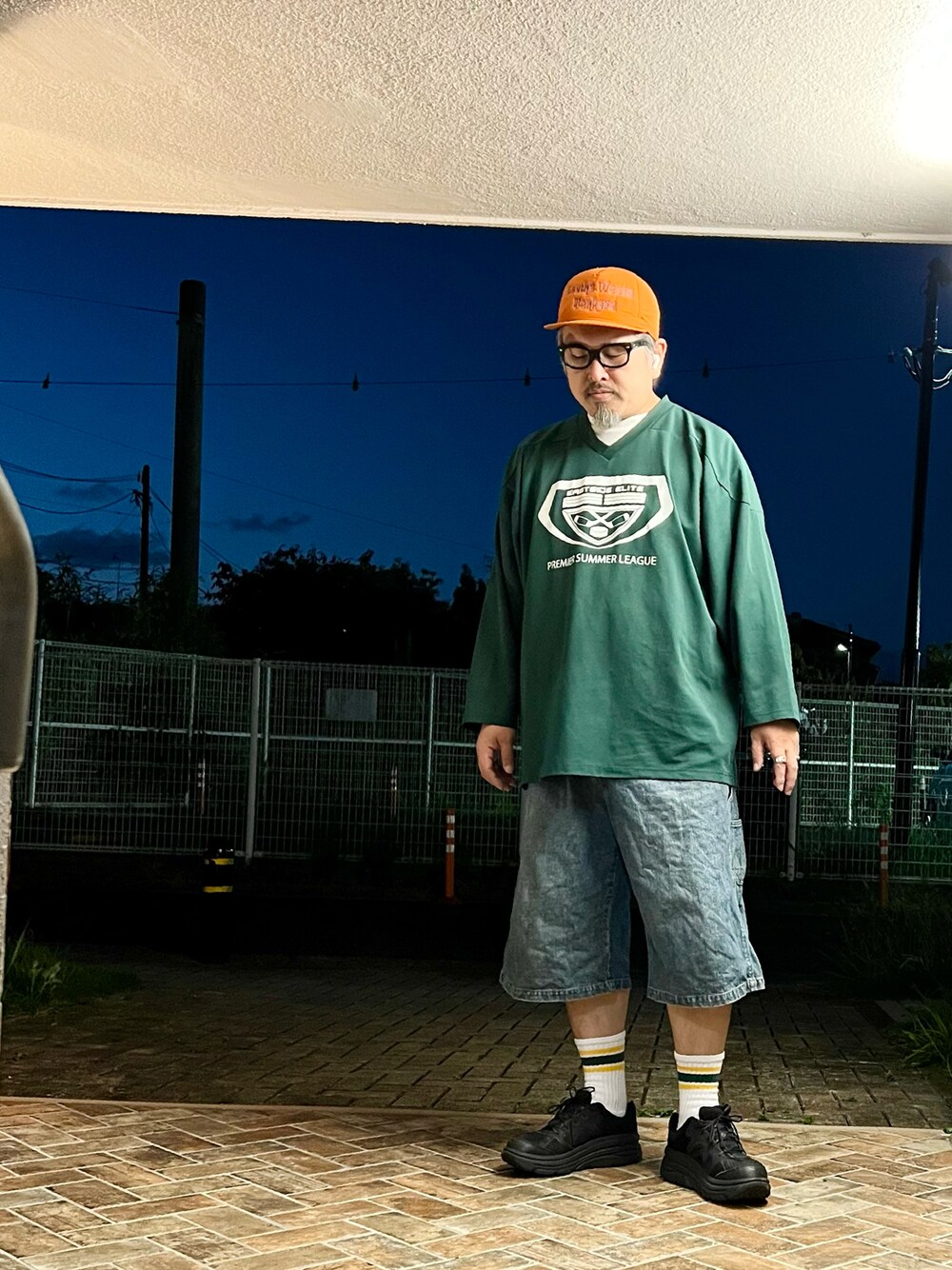 「ホッケーシャツ、スポーツミックス、ストリートコーデ、ストリート、90'sスタイル、ラインソックス、HOKAONEONE、オーバーサイズ、デニムパンツ、ハーフパンツ、40代ファッション、ペインターパンツ、キャップ、スニーカーコーデ、秋コーデ」｜「Engineered GarmentsのBondi B EG（スニーカー、ブラック系）」を使った、gottusoさん（メンズ・179cm）の秋コーディネートの1枚目の写真