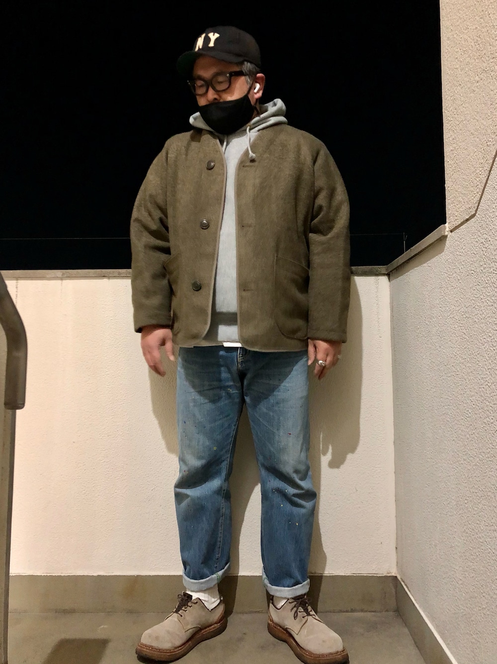 「ジャケット、デニム、ブーツ、アメカジ、キャップ、パーカー、めがね、ヴィンテージ、デニムパンツ、ロールアップ、ノーカラージャケット、シルバーアクセサリー、秋冬コーデ、アメカジコーデ、UNIQLO U」｜「SUNNY  SPORTSのアイテム（デニムパンツ、ブルー系）」を使った、gottusoさん（メンズ・179cm）の冬コーディネートの1枚目の写真