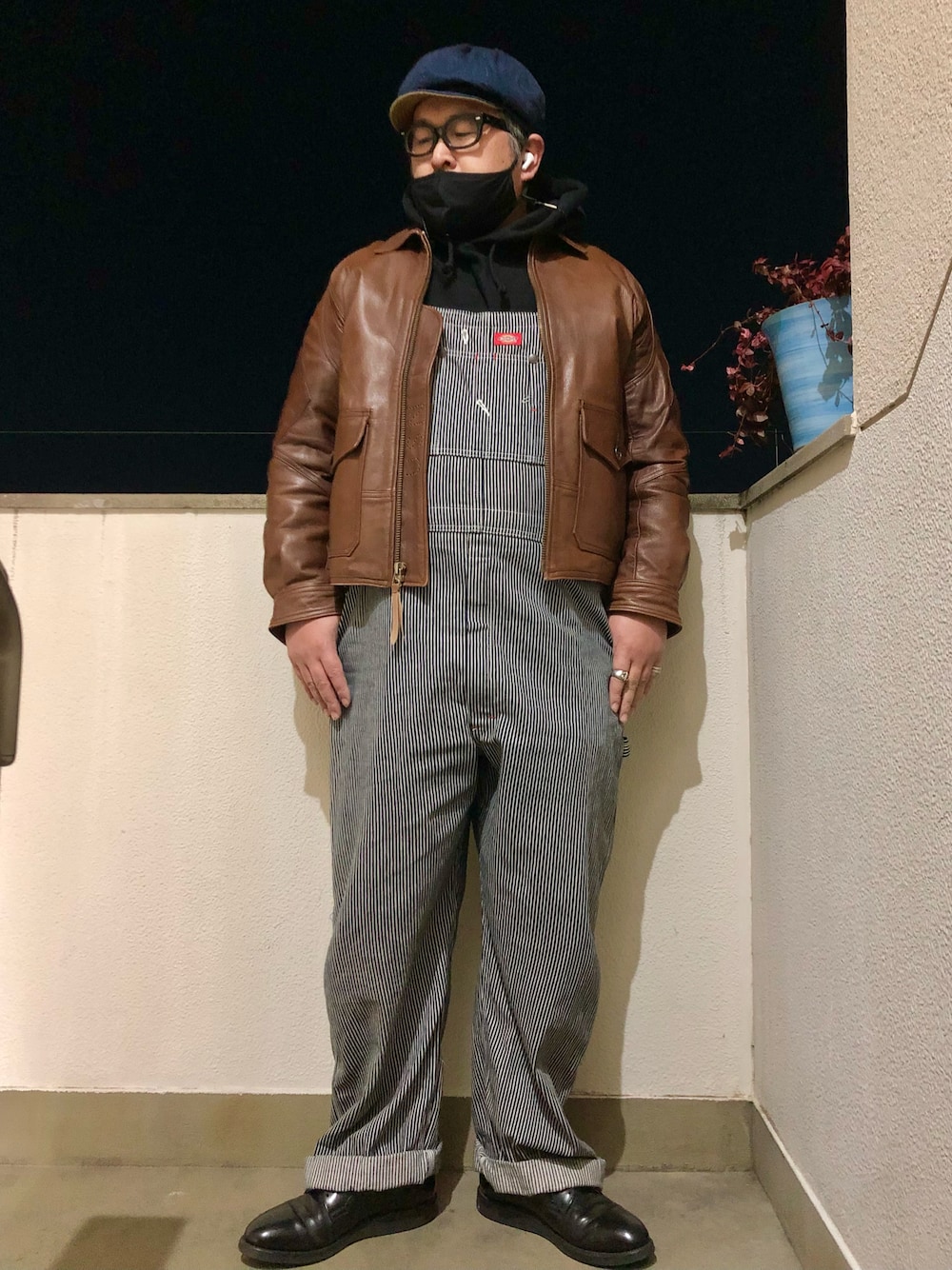「冬コーデ、キャップ、ハンチング、ミリタリー、レザージャケット、ジャケット、ミリタリージャケット、革靴、ブーツ、オーバーオール、オールインワン、パーカー、めがね、アメカジ、アメカジコーデ」｜「U.S Authenticのアイテム（ミリタリージャケット、ブラウン系）」を使った、gottusoさん（メンズ・179cm）の冬コーディネートの1枚目の写真