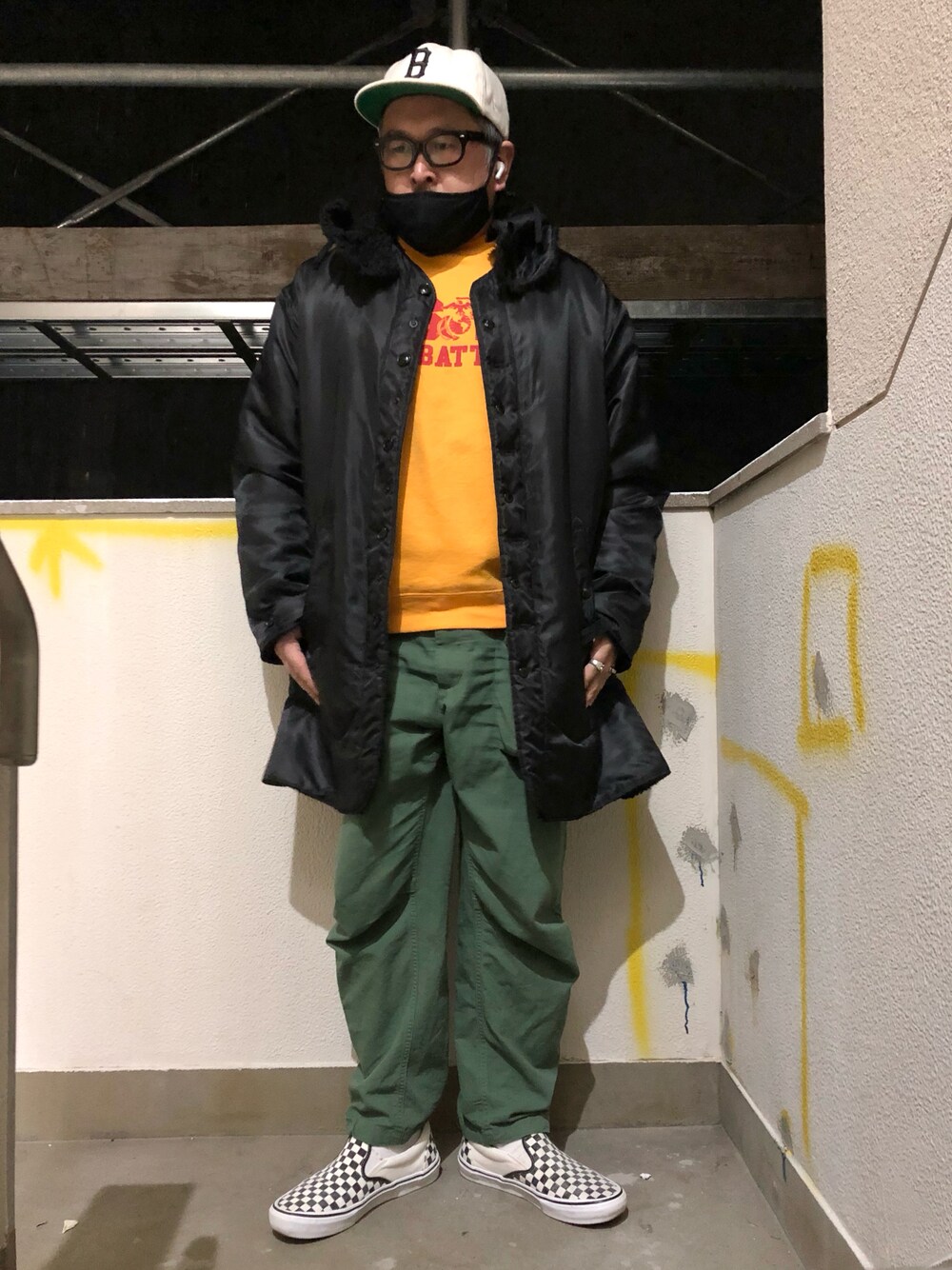 「ロゴスウェット、ミリタリー、ライナーコート、ボア、ロングコート、ボアコート、スウェット、ミリタリーパンツ、VANS、スリッポン、アメカジ、アメカジコーデ、NEW ERA、ストリート、ストリートコーデ」｜「Engineered GarmentsのEngineered Garments NORWEGIAN PANT-C/RIPSTOP（パンツ、その他）」を使った、gottusoさん（メンズ・179cm）の冬コーディネートの1枚目の写真