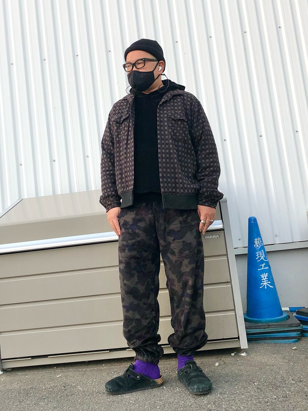 「フリース、カモフラ、サンダル、サンダルに靴下、ブルゾン、チェック、パーカー、フーディー、ニット帽、ビーニー、ワントーンコーデ、ベロア、柄×柄、ブラックコーデ、NEEDLES」｜「BIRKENSTOCKのビルケンシュトック ボストン/Boston (レギュラー)（サンダル、ブラック系）」を使った、gottusoさん（メンズ・179cm）の秋コーディネートの1枚目の写真