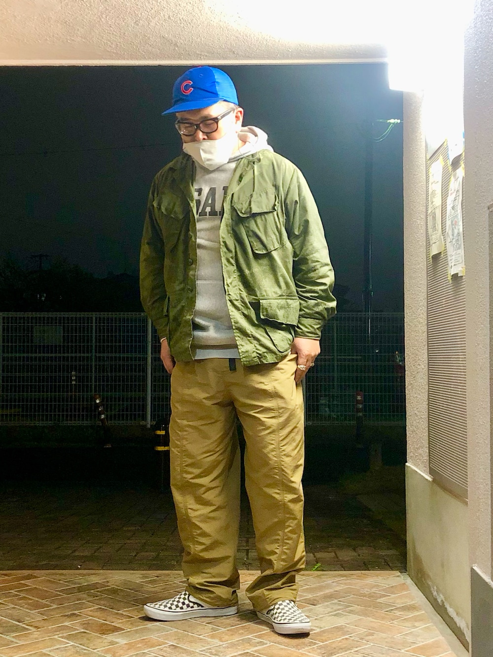 「春コーデ、シャツスタイル、ミリタリージャケット、パーカー、フーディー、キャップ、VANS、スリッポン、アメカジ、アメカジコーデ、スニーカー、ストリート、ストリートコーデ、古着MIX、ヴィンテージ」｜「South2 West8のSouth2 West8 BELTED CENTER SEAM PANT（パンツ、その他）」を使った、gottusoさん（メンズ・179cm）の春コーディネートの1枚目の写真