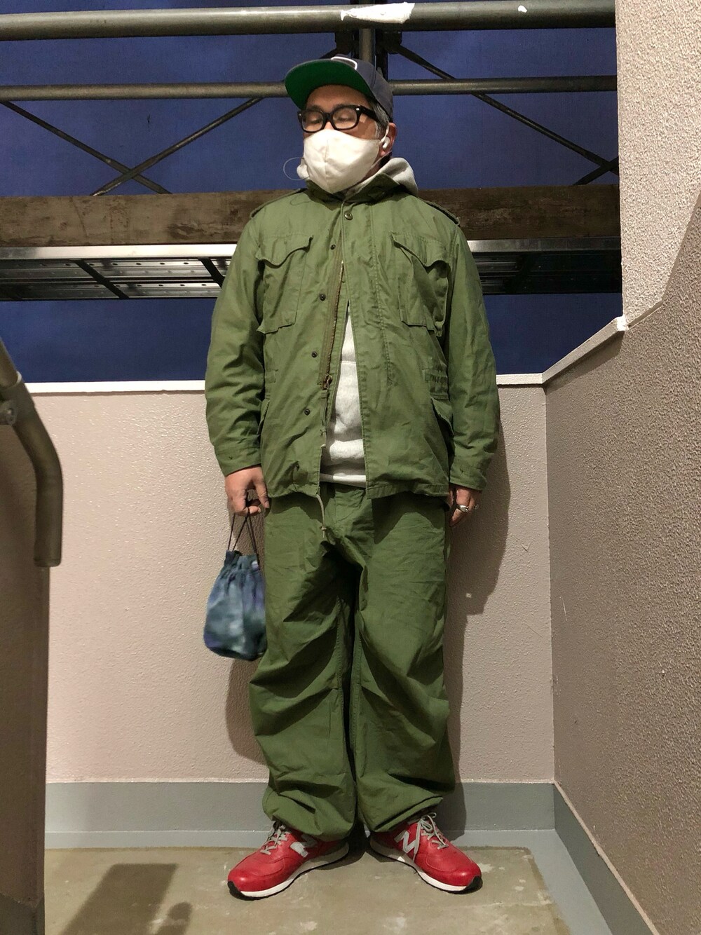 「ビッグシルエット、New Balance、ワイドパンツ、ミリタリージャケット、ミリタリー、ミリタリーパンツ、パーカー、フーディー、巾着バッグ、キャップ、アメカジ、アメカジコーデ、ストリート、スニーカー、セットアップ」｜「Charcoal TOKYOのアイテム（バッグ、その他）」を使った、gottusoさん（メンズ・179cm）の冬コーディネートの1枚目の写真