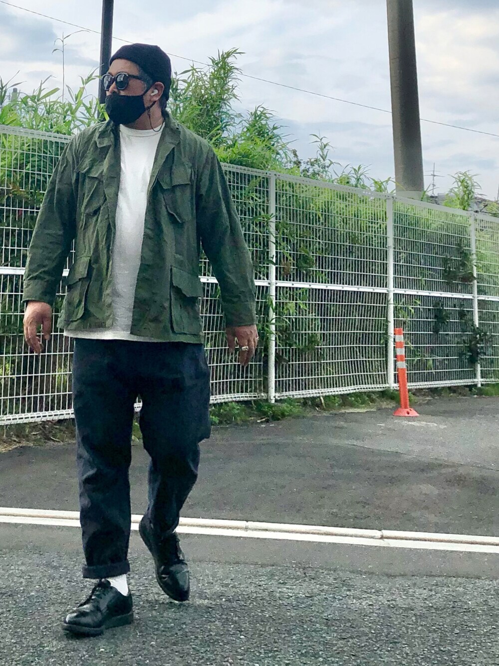「テーパードパンツ、ミリタリー、ブーツ、シンプル、ニット帽、サングラス、ミリタリージャケット、革靴、デッドストック、ロールアップ、白Tシャツ、シルバーアクセサリー、秋コーデ、秋服準備はじめました、ラブアンドピース2021」｜「BEAMSのアイテム（サングラス、ブラック系）」を使った、gottusoさん（メンズ・179cm）の秋コーディネートの1枚目の写真