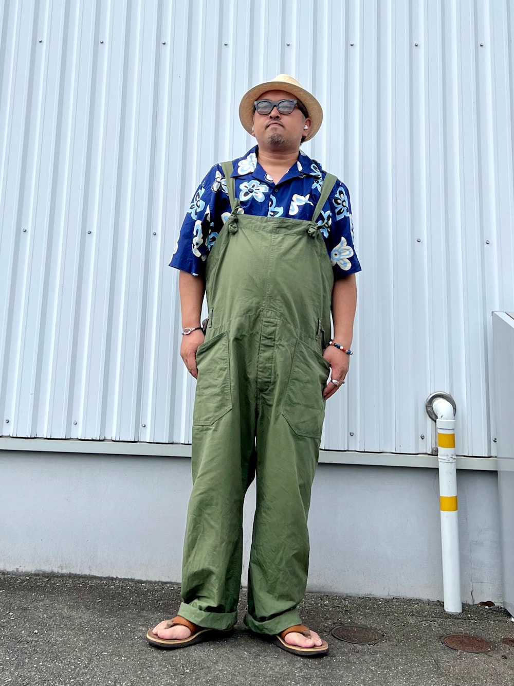 「柄シャツ、アロハシャツ、花柄、オーバーオール、オールインワン、サンダル、麦わら帽子、ストローハット、サングラス、夏コーデ、アメカジ、アメカジコーデ、オープンカラーシャツ、開襟シャツ、ビーチサンダル」｜「UNIQLOのUNIQLO × MARNI オープンカラーシャツ（シャツ/ブラウス、ブルー系）」を使った、gottusoさん（メンズ・179cm）の夏コーディネートの1枚目の写真
