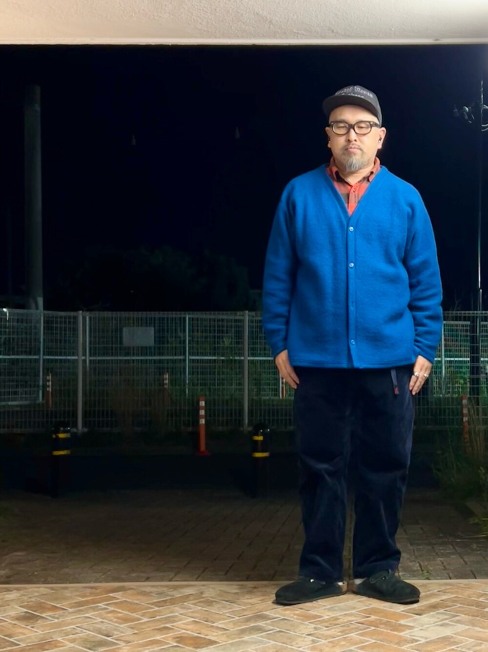 「メガネ男子、カーディガン、ネルシャツ、チェックシャツ、バッファローチェック、コーデュロイパンツ、サンダル、スウェード、キャップ、アメカジ、アメカジコーデ、40代ファッション、秋服、ビルケンシュトック、差し色コーデ」｜「GramicciのGRAMICCI/グラミチ CORDUROY GRAMICCI PANT コーデュロイパンツ（その他パンツ、ブルー系）」を使った、gottusoさん（メンズ・179cm）の秋コーディネートの1枚目の写真