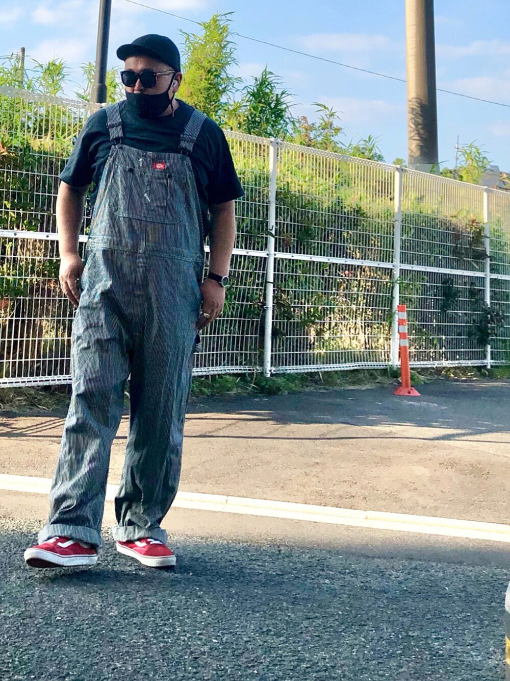 「スニーカー、アメカジ、キャップ、Tシャツ、オールインワン、オーバーオール、ストリート、サングラス、スニーカーコーデ、ワーク、ヒッコリー、カジュアルコーデ、無地T、シルバーアクセサリー、アメカジコーデ」｜「DECHOのアイテム（キャップ、ブラック系）」を使った、gottusoさん（メンズ・179cm）の秋コーディネートの1枚目の写真